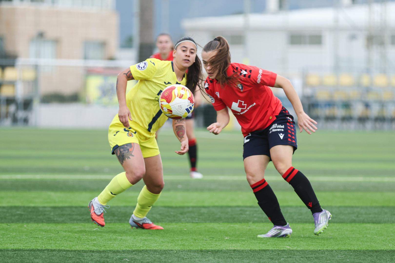 Alexia Jr., exrojilla y actual delantera del Villarreal, anotó el 1-0. En la imagen junto a la rojilla Porto