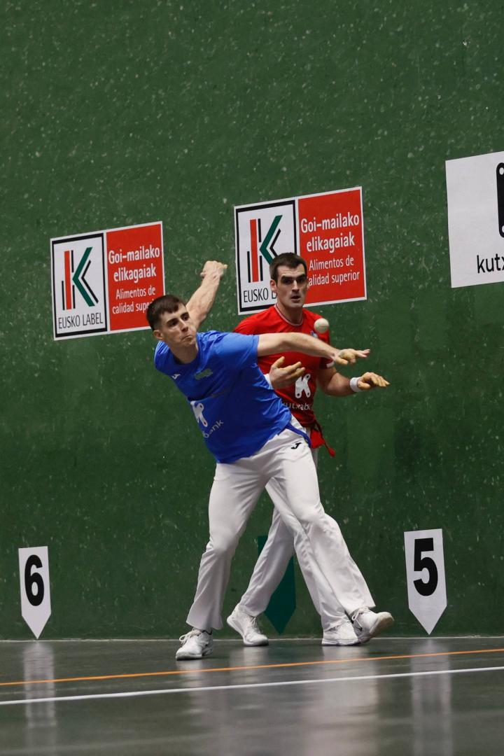 Iztueta golpea en presencia de Ezkurdia.