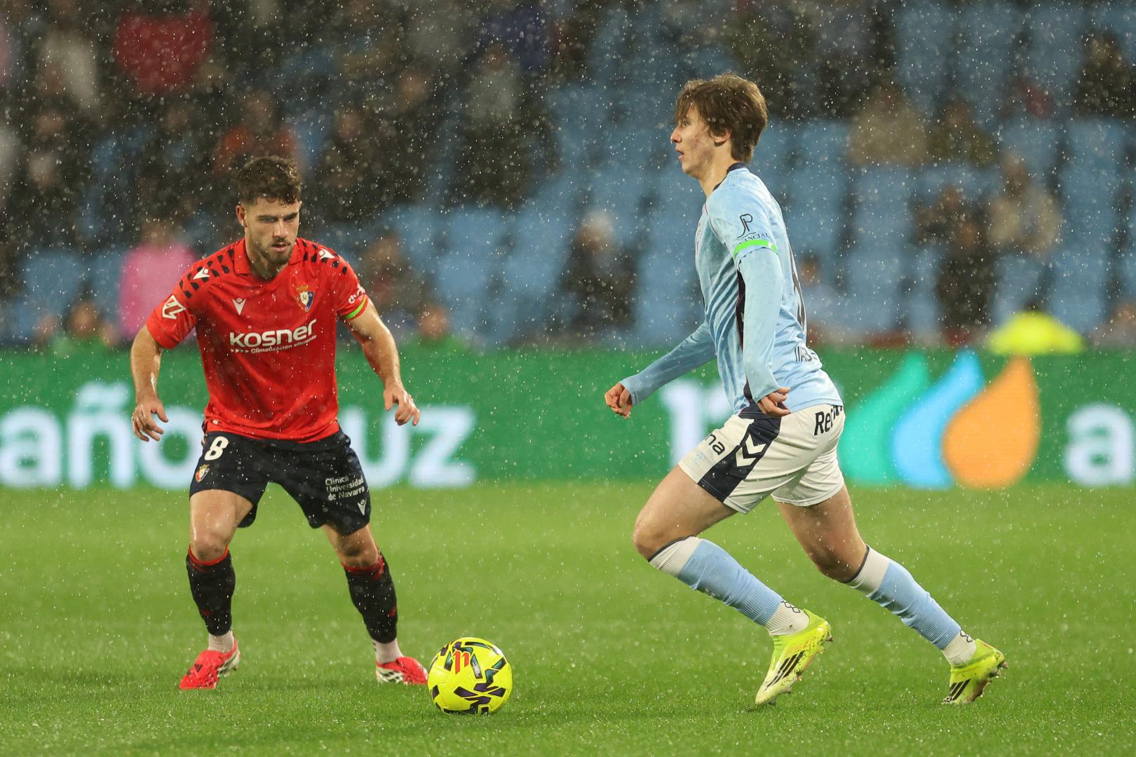 Iker Muñoz, durante el partido de Vigo junto al céltico Javi Rueda