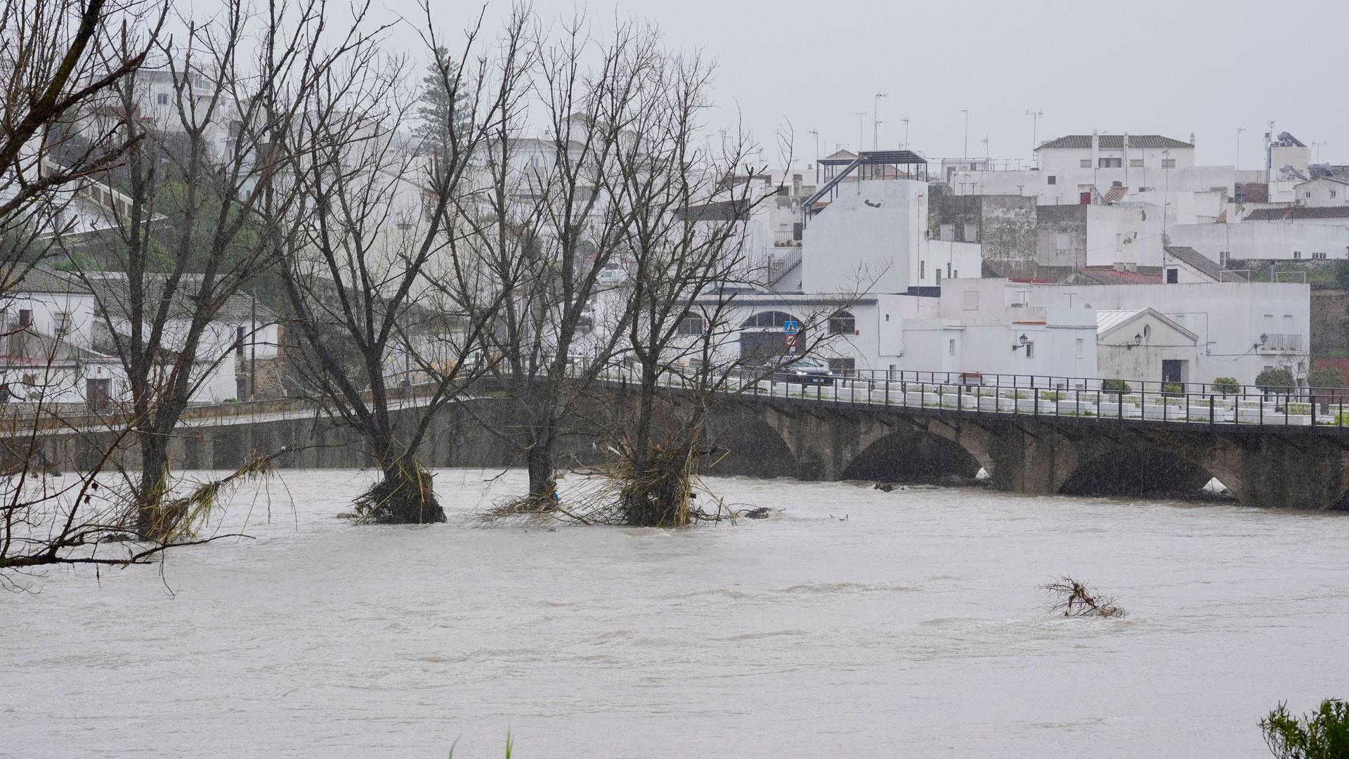 Vista del río Guadalete a su paso por Arcos de la Frontera. Andalucía se mantiene en situación de máxima alerta ante el empeoramiento de los efectos generados por el tren de borrascas de las últimas semanas