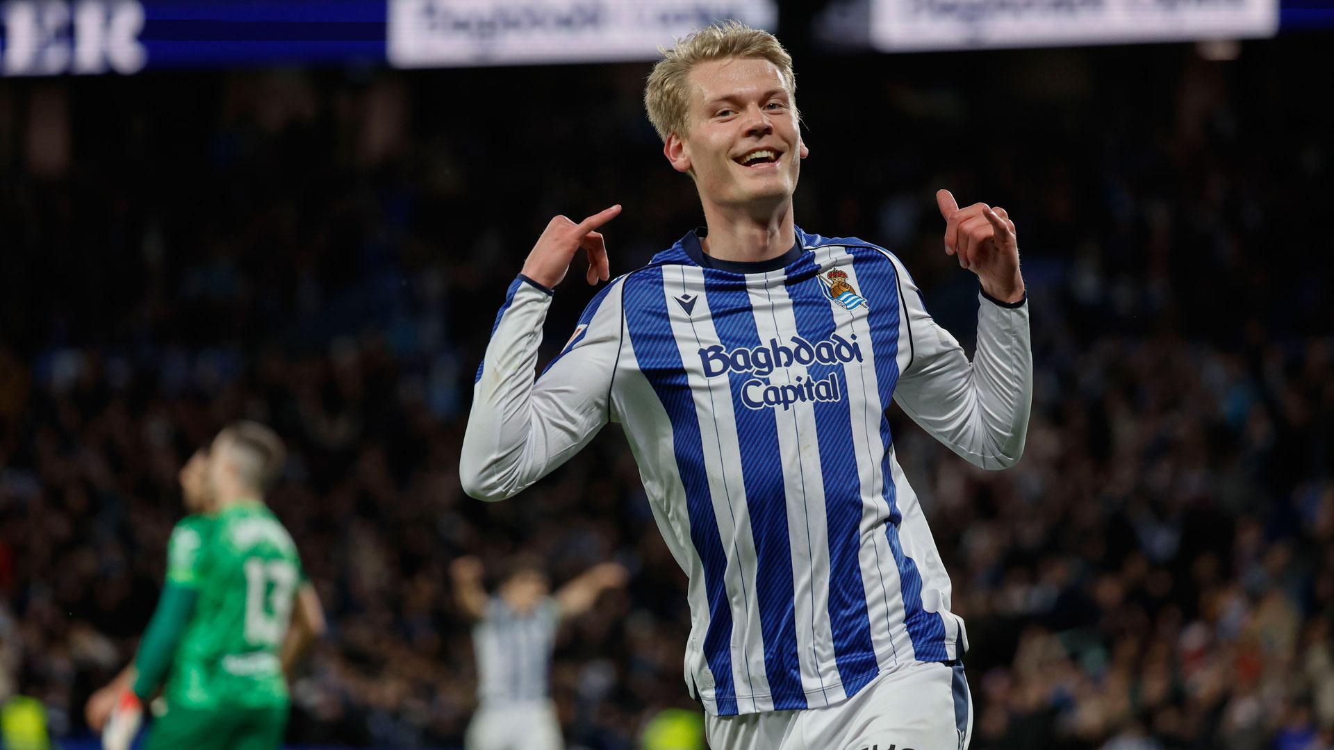 El delantero de la Real Sociedad Orri Óskarsson celebra tras marcar el tercer gol, durante el partido de LaLiga que Real Sociedad y Elche CF han disputado este sábado