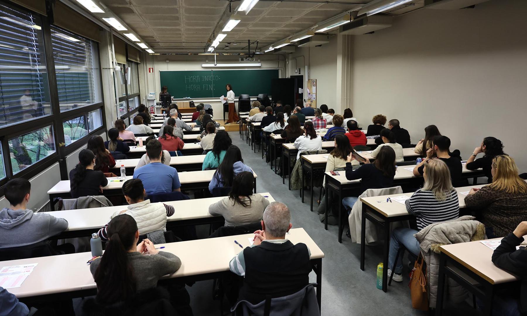 Fotos de la OPE de Administrativo que ha reunido a miles de personas en la UPNA
