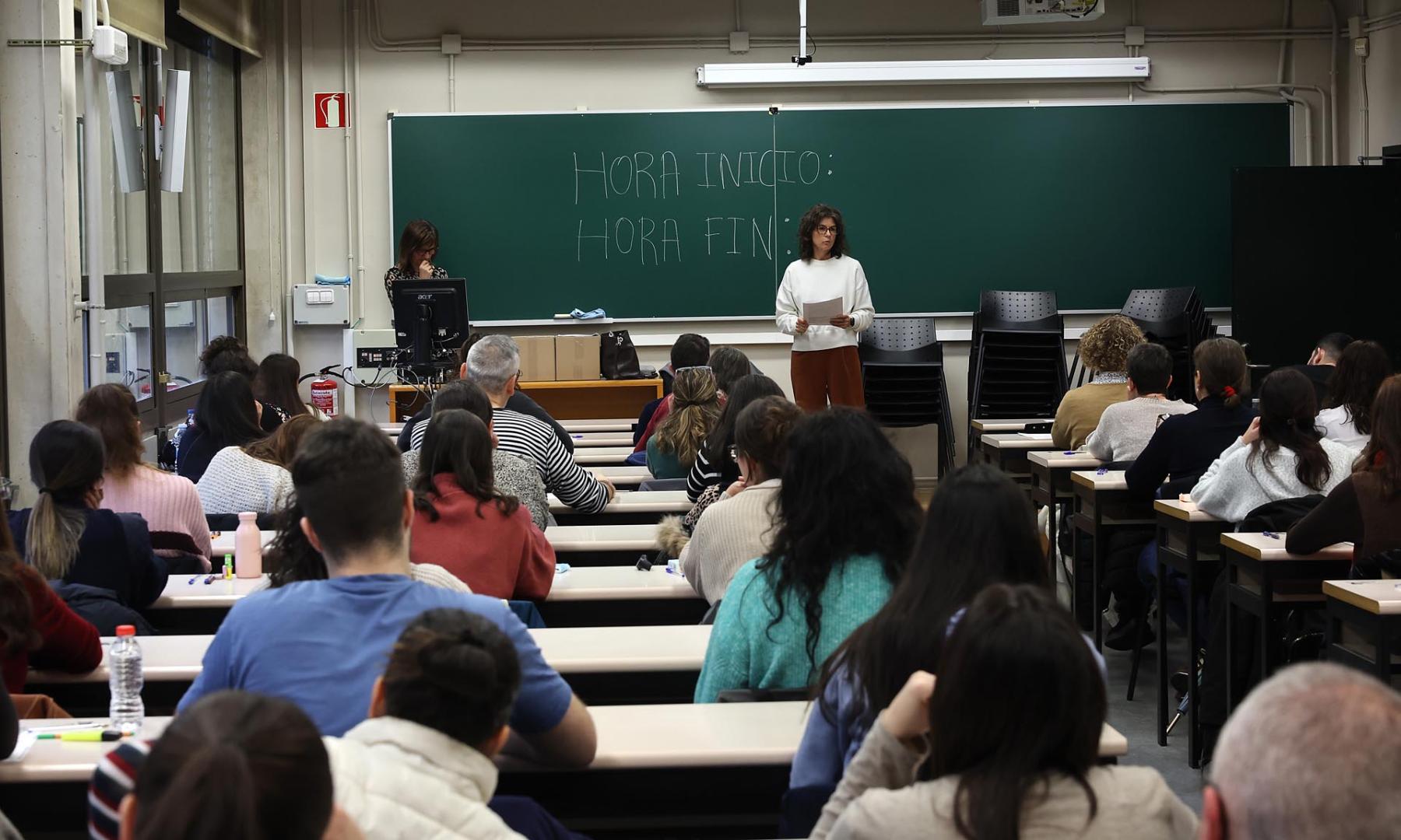 Fotos de la OPE de Administrativo que ha reunido a miles de personas en la UPNA
