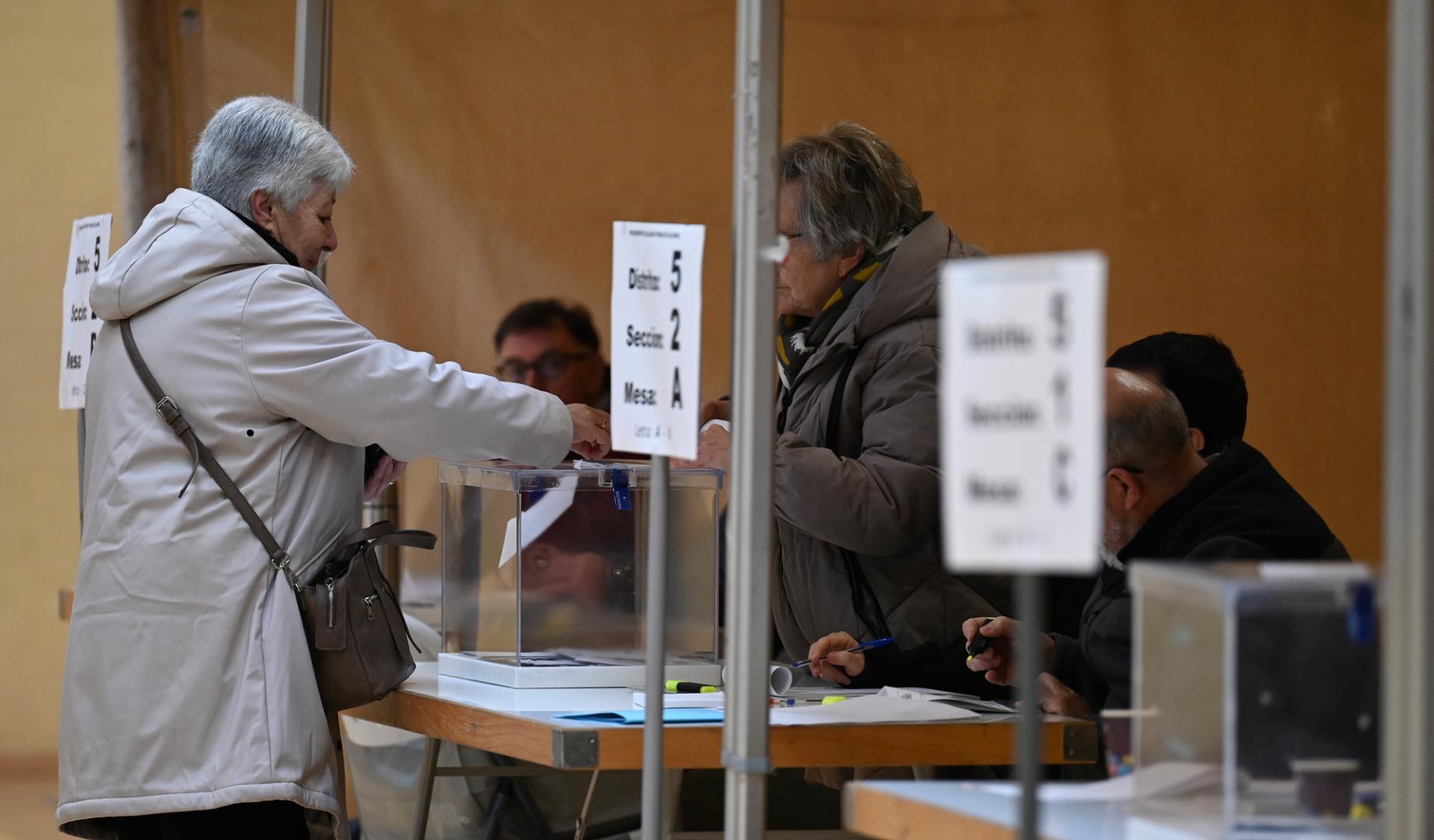 Aragoneses votan en un colegio electoral de Huesca