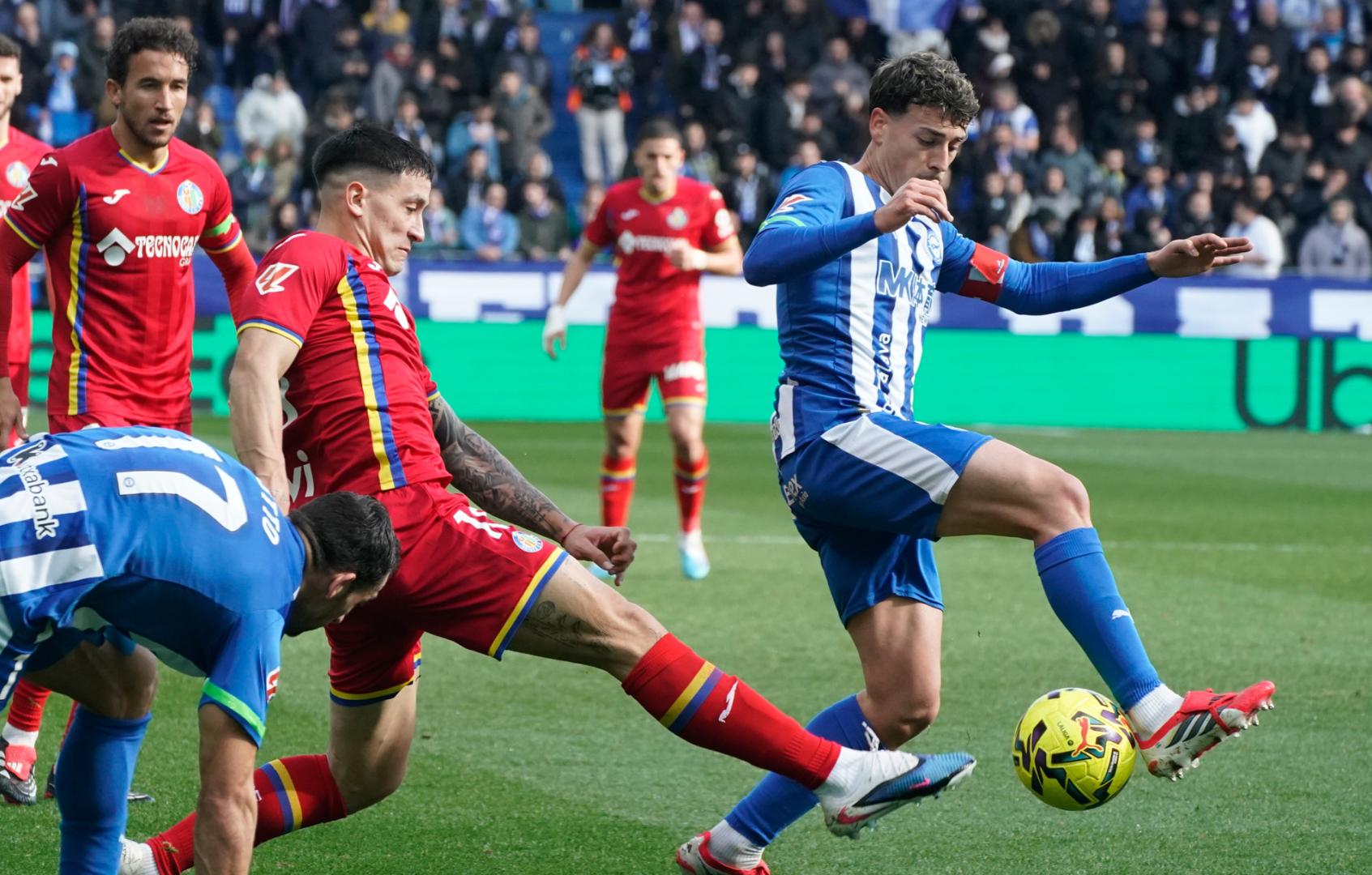 El futbolista del Alavés Antonio Blanco (d) lucha por la bola con Luis Vasques (i), del Getafe, durante su partido de LaLiga EA Sports disputado en el estadio de Mendizorroza, en Vitoria.