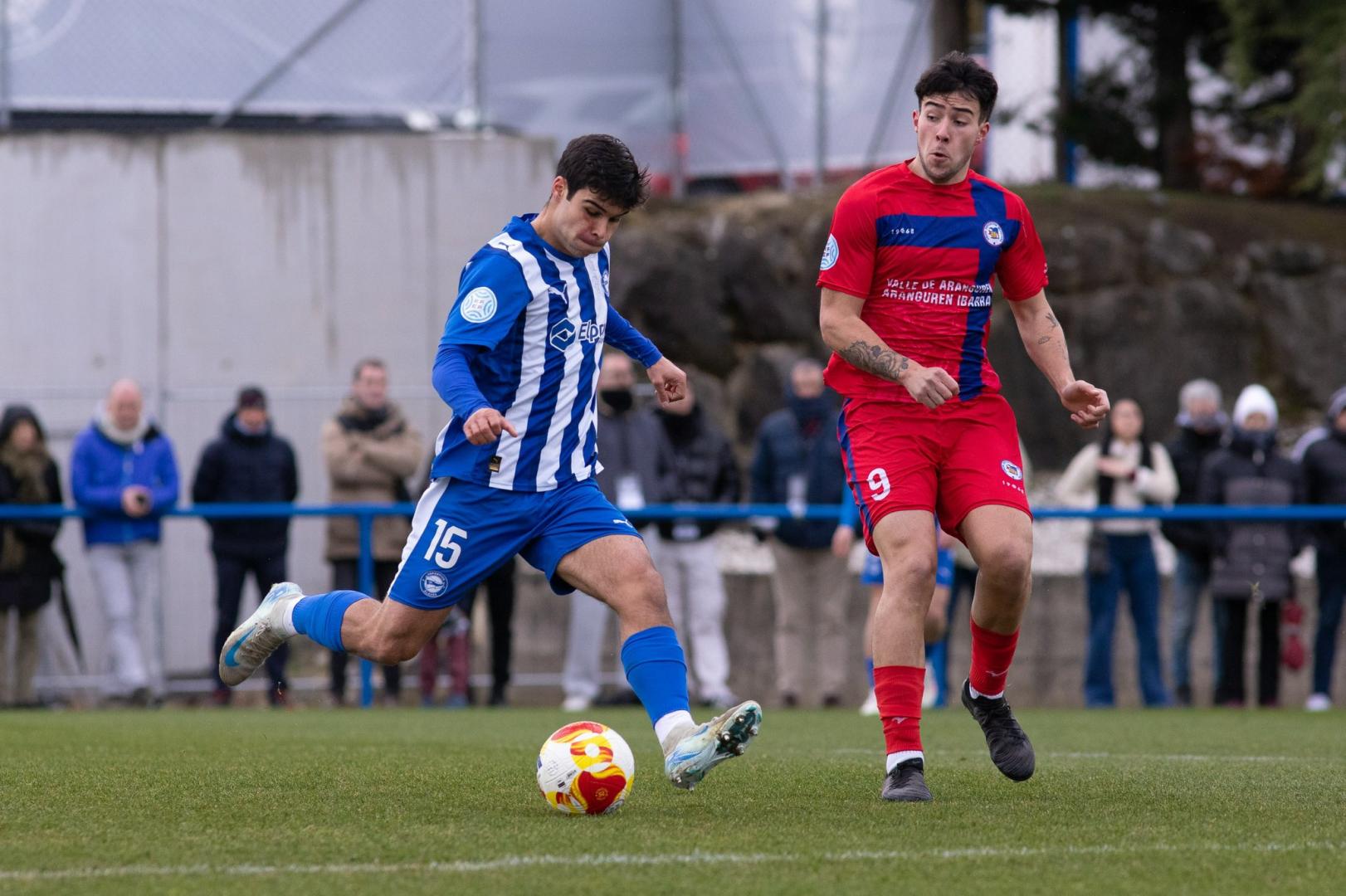 Ander Varona, del Alavés B, trata de dar un pase ante la presión de Goiko, de la Mutilvera