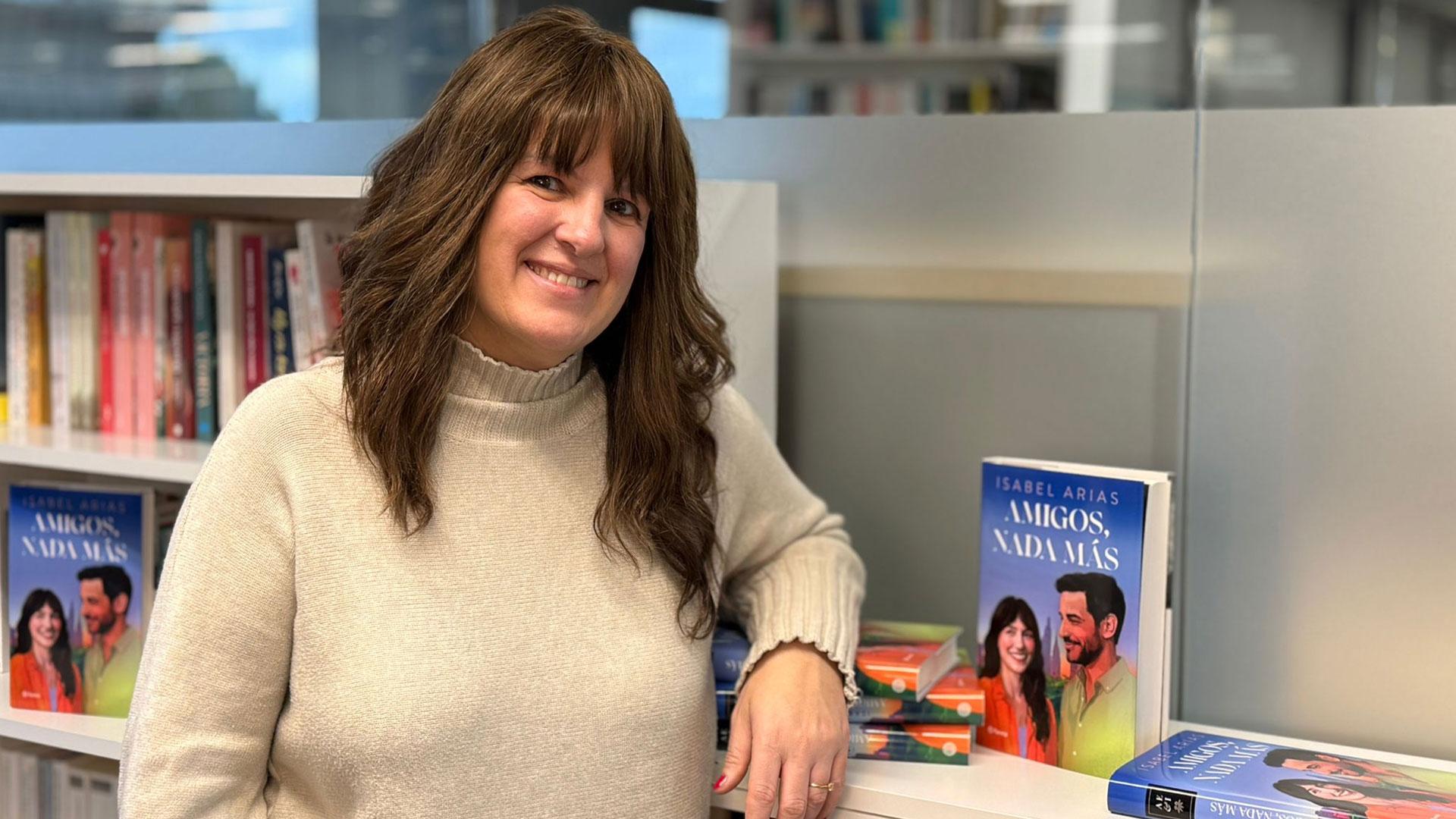 La escritora Isabel Arias posa con su libro 'Amigos, nada más'