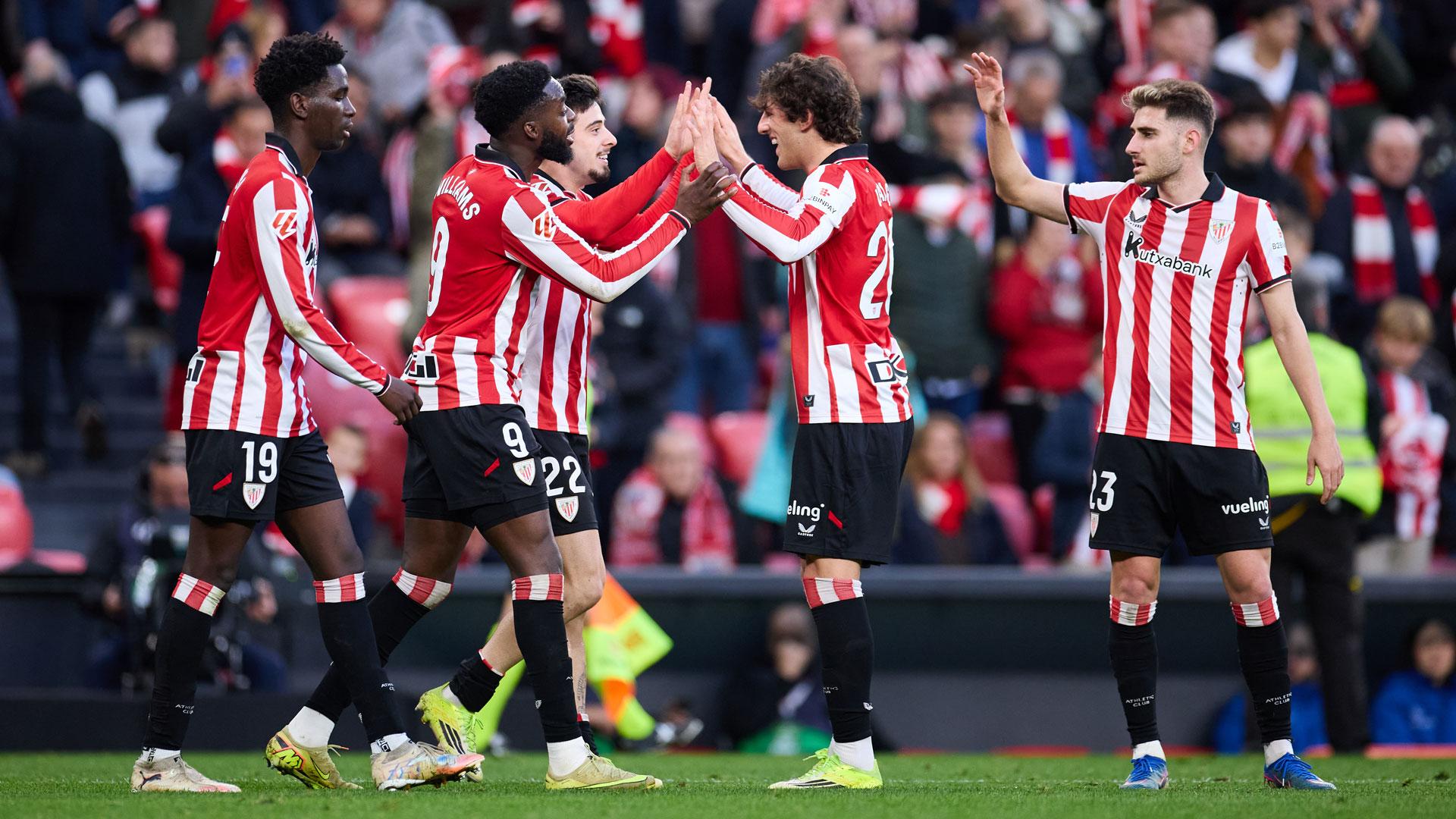 Nico Serrano celebra su gol con sus compañeros, el tercero del Athletic contra el Levante