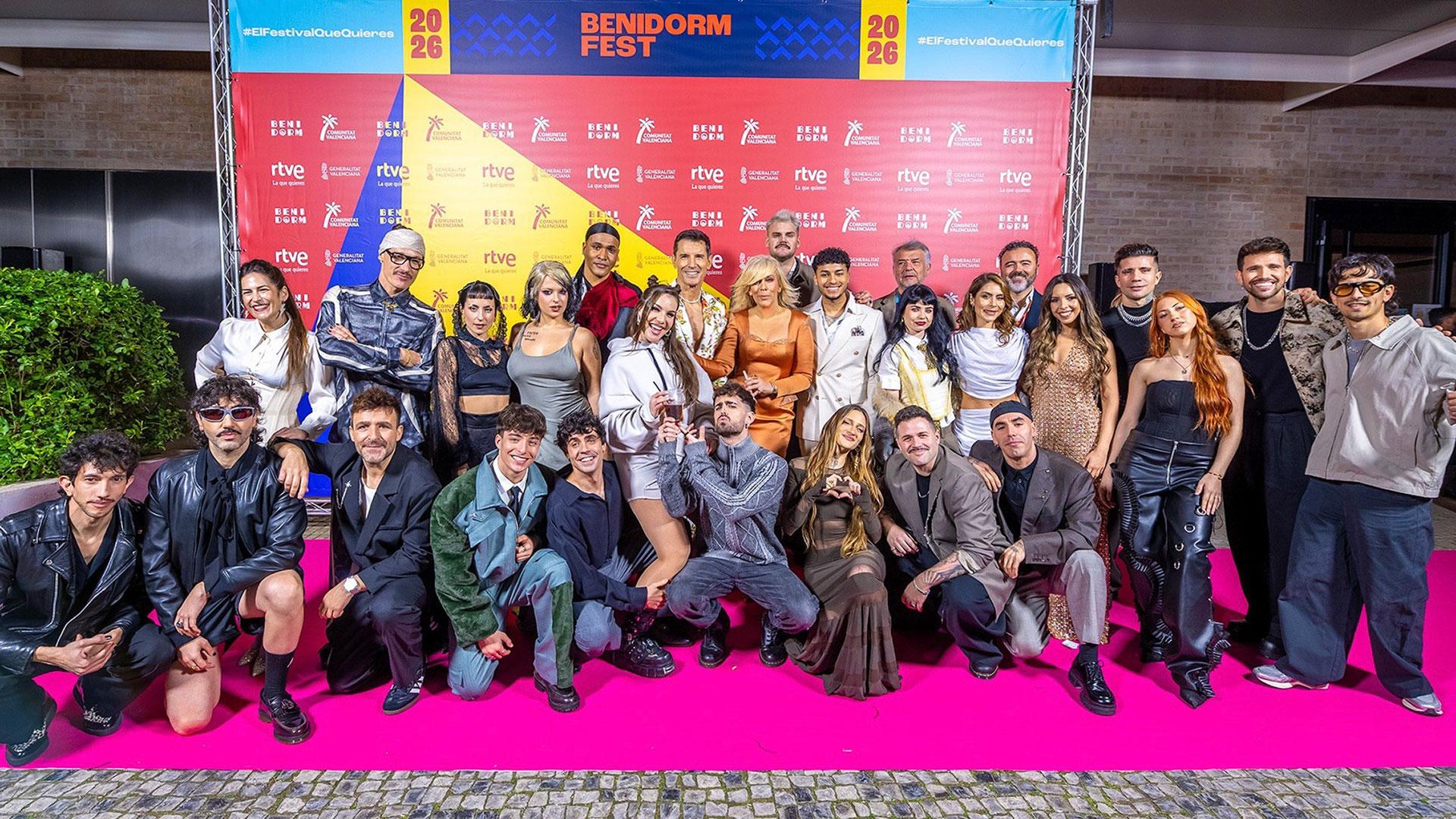 Foto de familia de los participantes, presentadores y organizadores del Benidorm Fest 2026