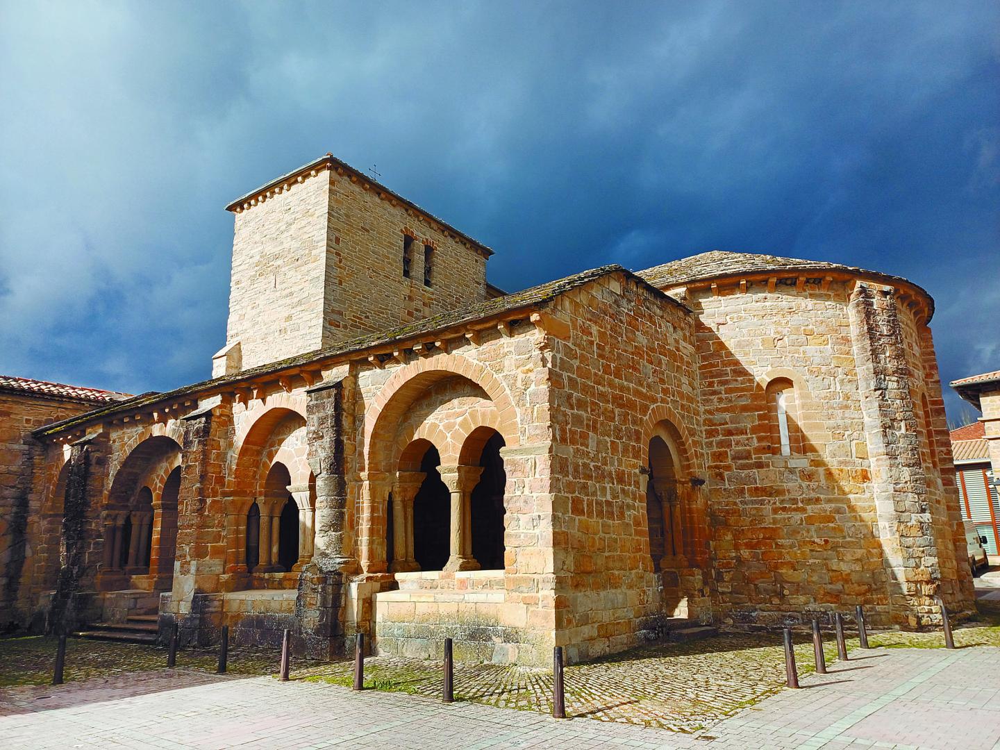 Iglesia de Gazólaz, cuyo pórtico fue añadido ya entrado el siglo XIII.