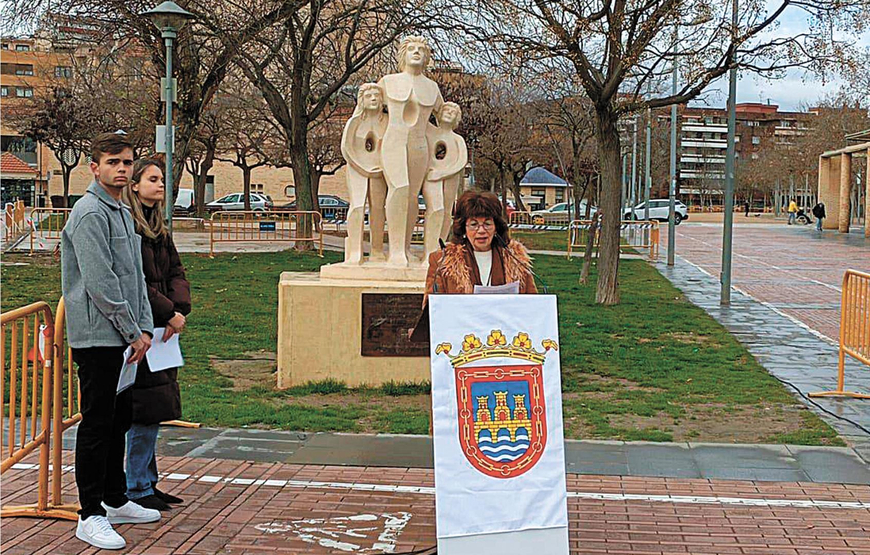 TUDELA. Nuria y Guillermo Pérez presentaron el acto y Rosalía Saiz Aja, viuda de Francisco Casanova, leyó el comunicado junto al monumento a las víctimas del terrorismo.