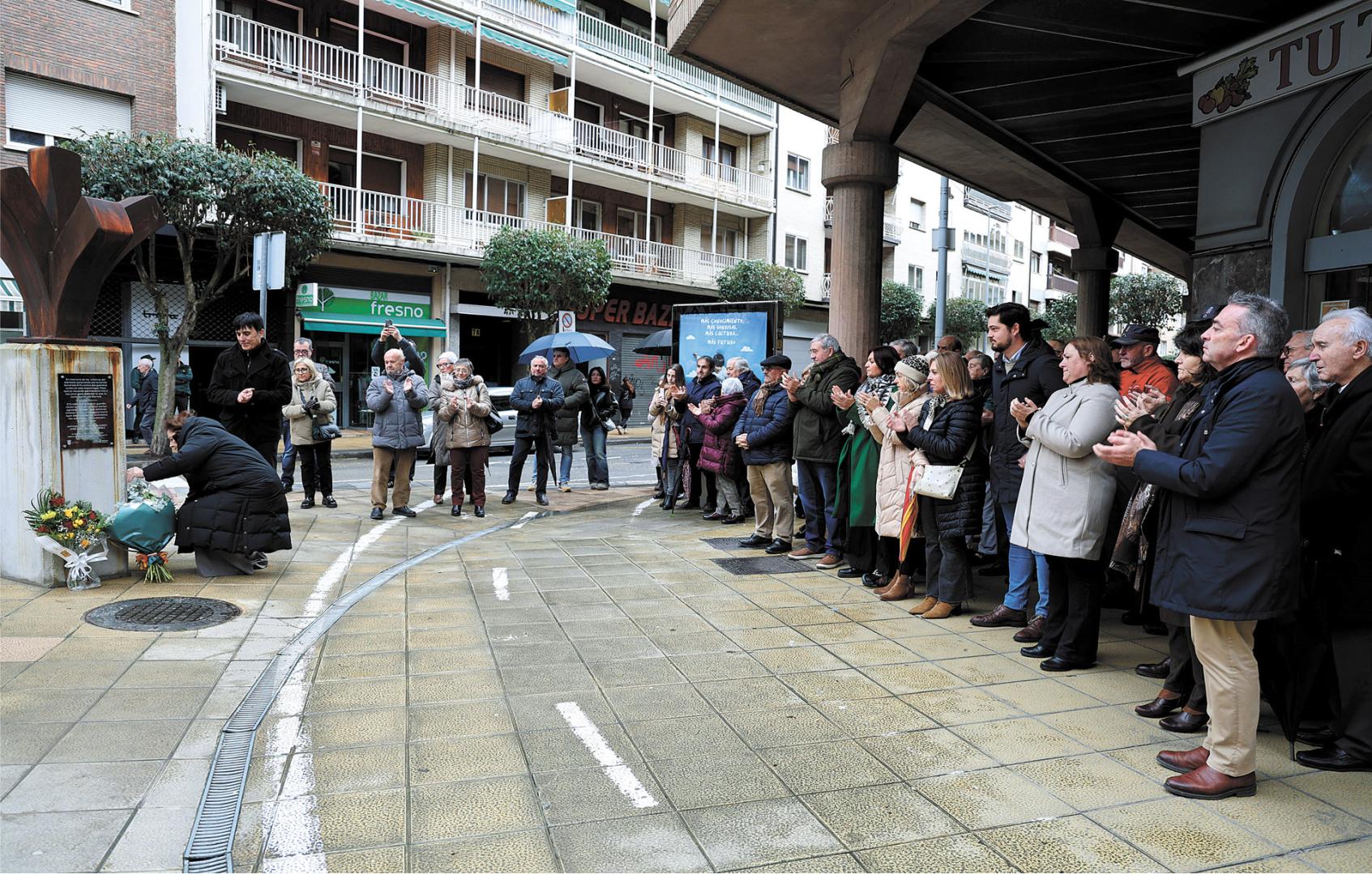 ESTELLA. Medio centenar de personas acudieron al acto presentado por José Ramón Ganuza. Iñigo Pascual leyó el manifiesto junto al monumento en homenaje a Antonio Fernández y José Antonio Ferri.sonia salsamendi