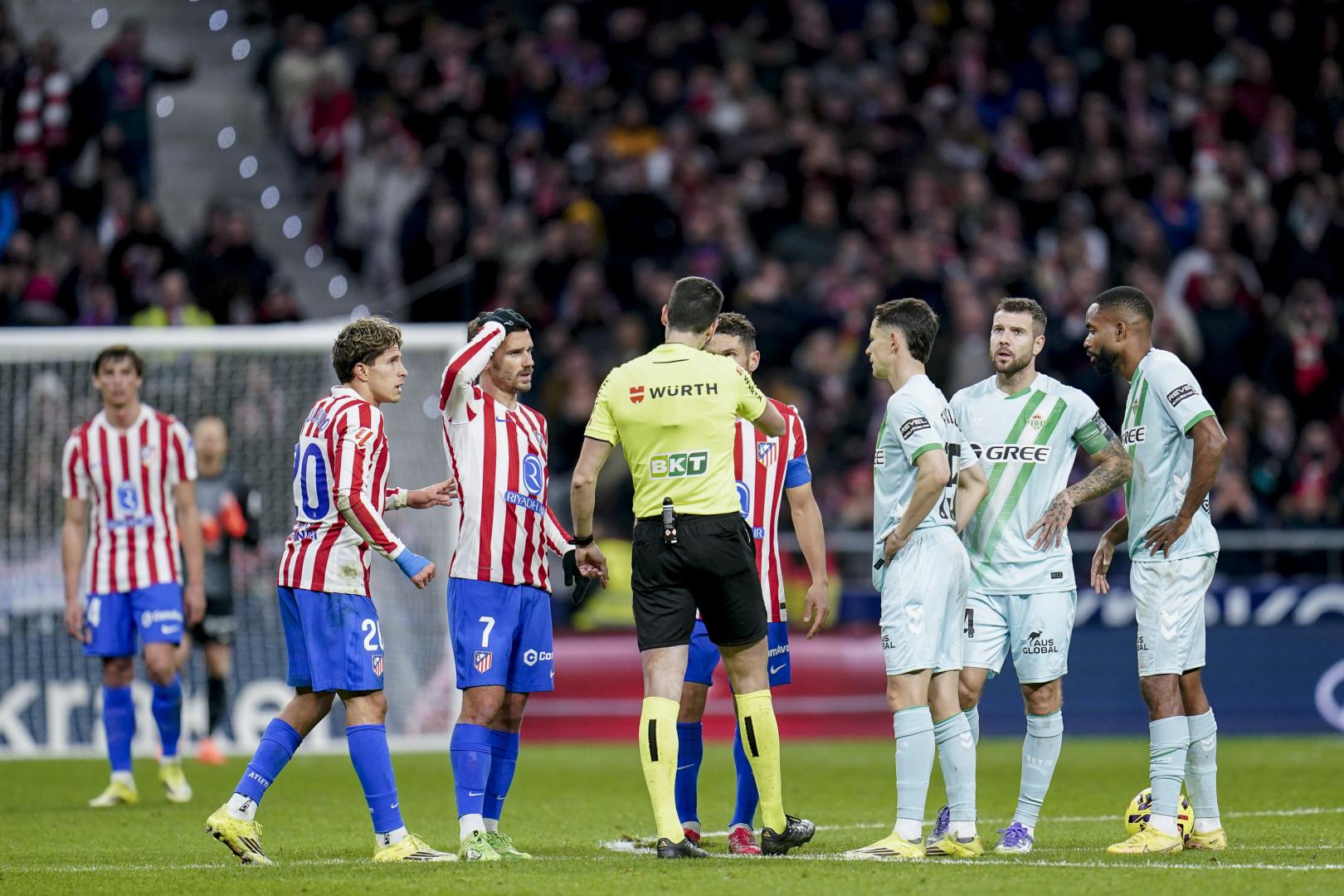 El Betis salió ganador del primer tiempo. Por el gol y por cómo enfiló el descanso, con todo bajo control