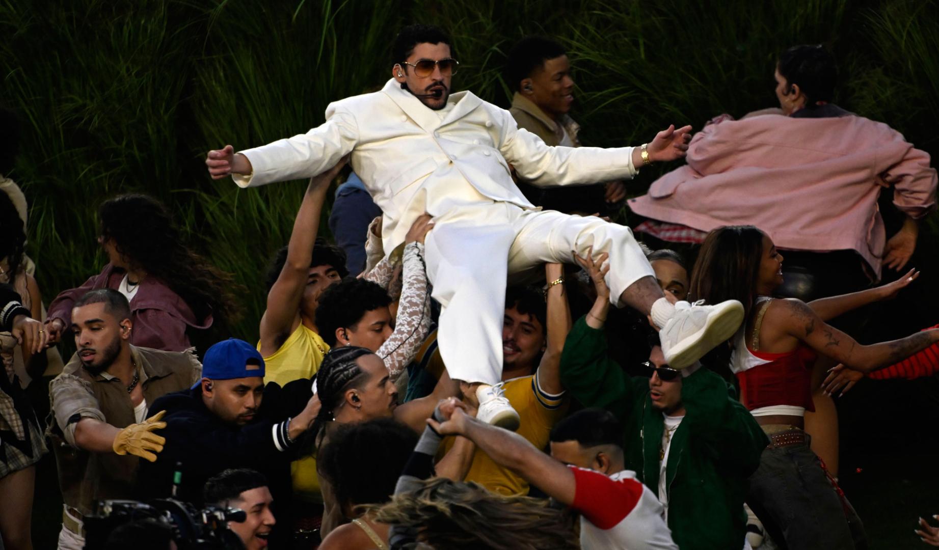 Bad Bunny, en un momento de su actuación en el descanso de la Super Bowl