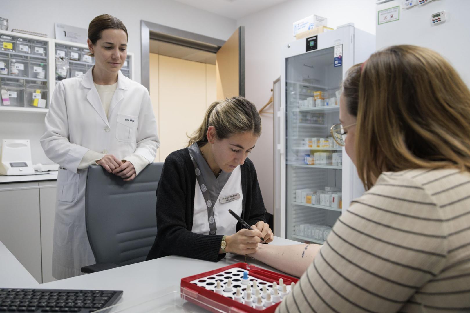 La doctora Laura Argiz le explica a una paciente las pruebas a realizar durante el estudio para mejorar la tolerancia al pescado iniciado en la Clínica Universidad de Navarra