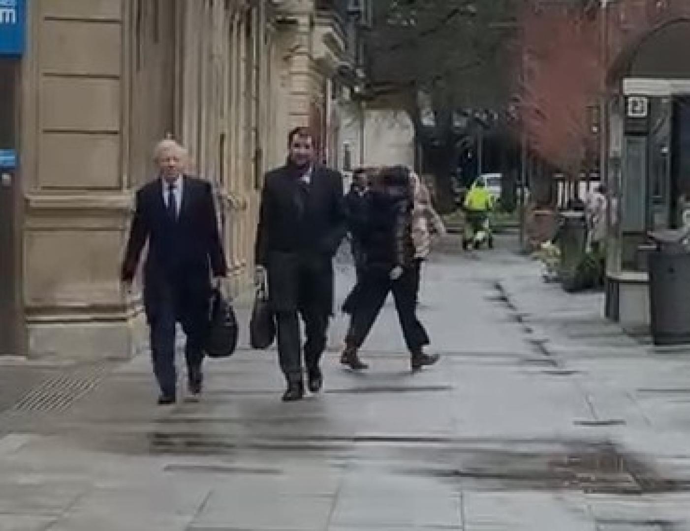 Video de la llegada los directivos de Acciona Joaquín Mollinedo y José Julio Figueroa al Parlamento de Navarra