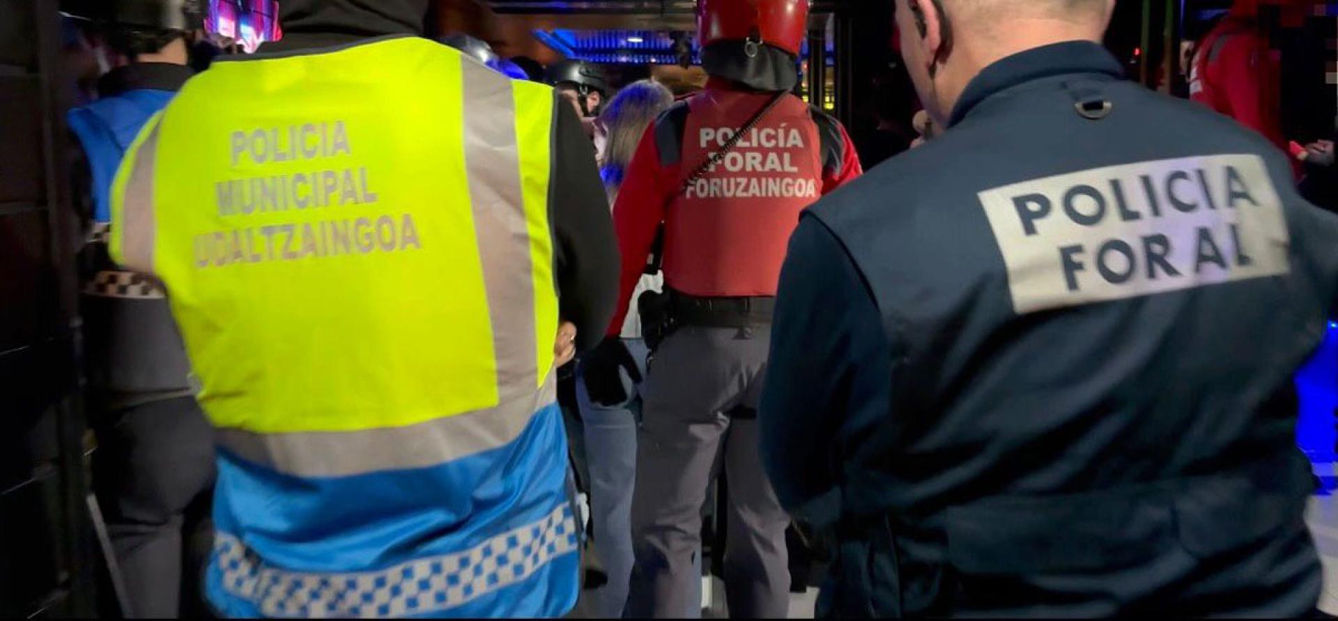 Policía Foral y Policía Municipal inspeccionando el local de ocio.