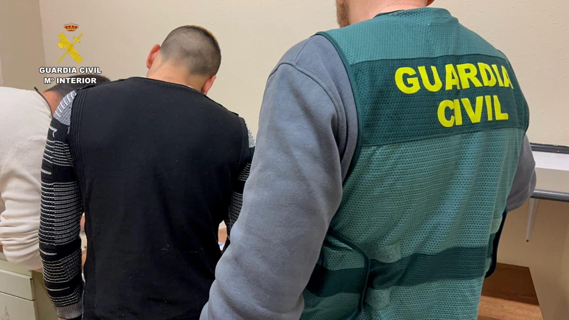 Imagen de los agentes de la Guardia Civil, en un momento de la investigación