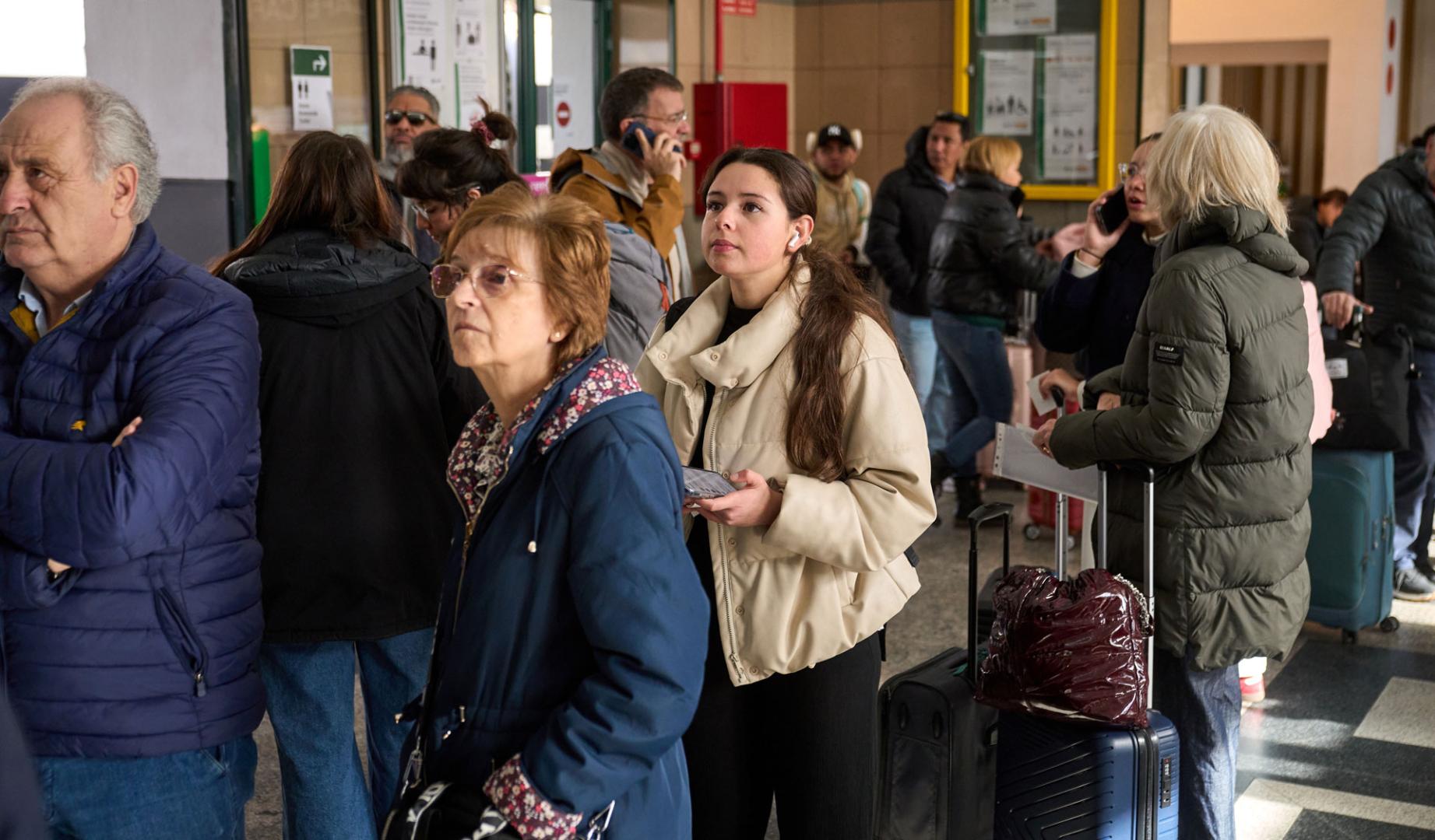 Largas colas en la estación de tren de Pamplona ante la cancelación de un tren a Madrid por la huelga de maquinistas