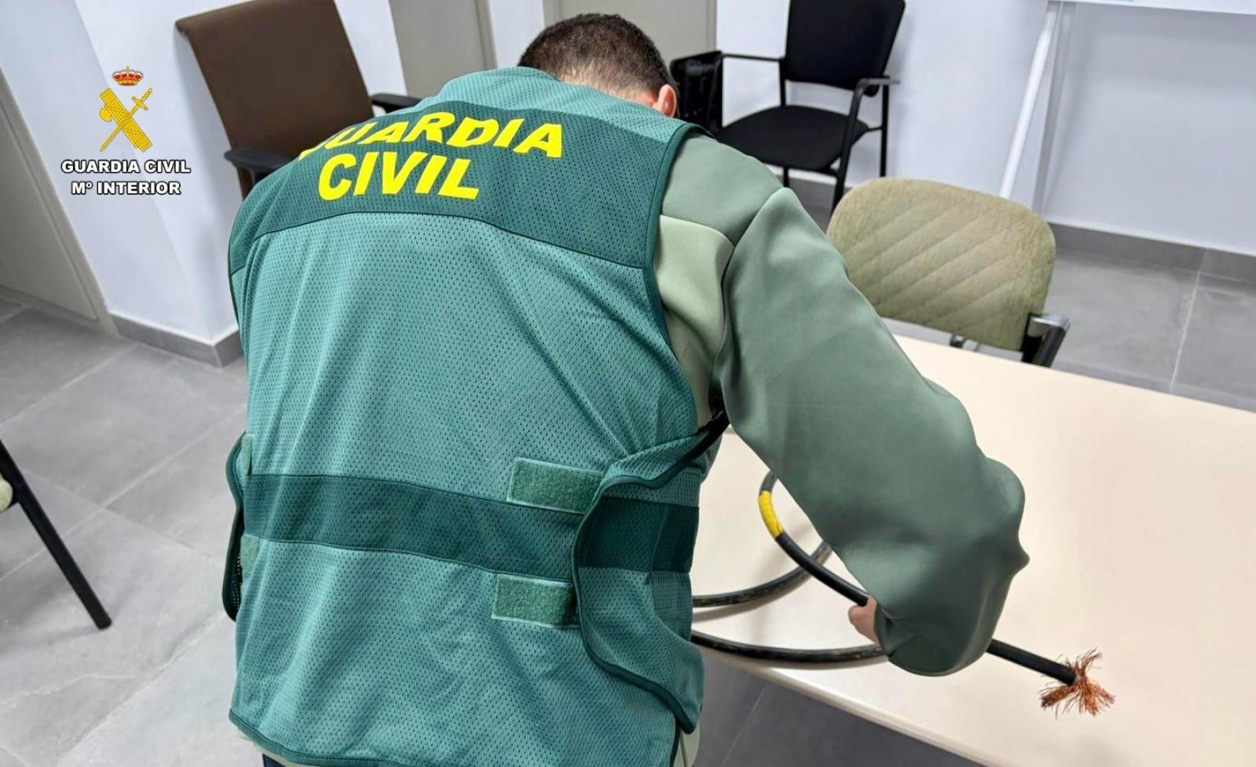Imagen de un agente de la Guardia Civil encargado de la investigación por el robo