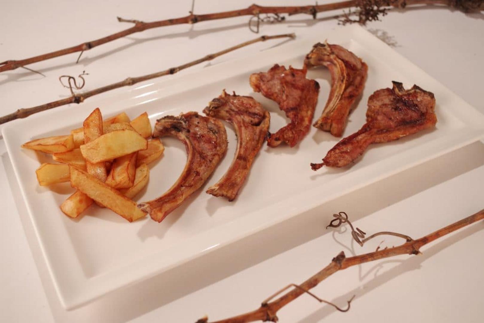 Las chuletillas al sarmiento son el otro estandarte delMesón Las Torres