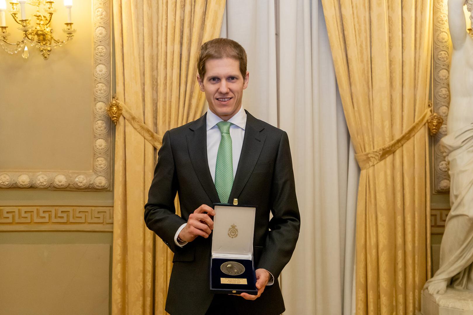 Mikel Galar, con la medalla.