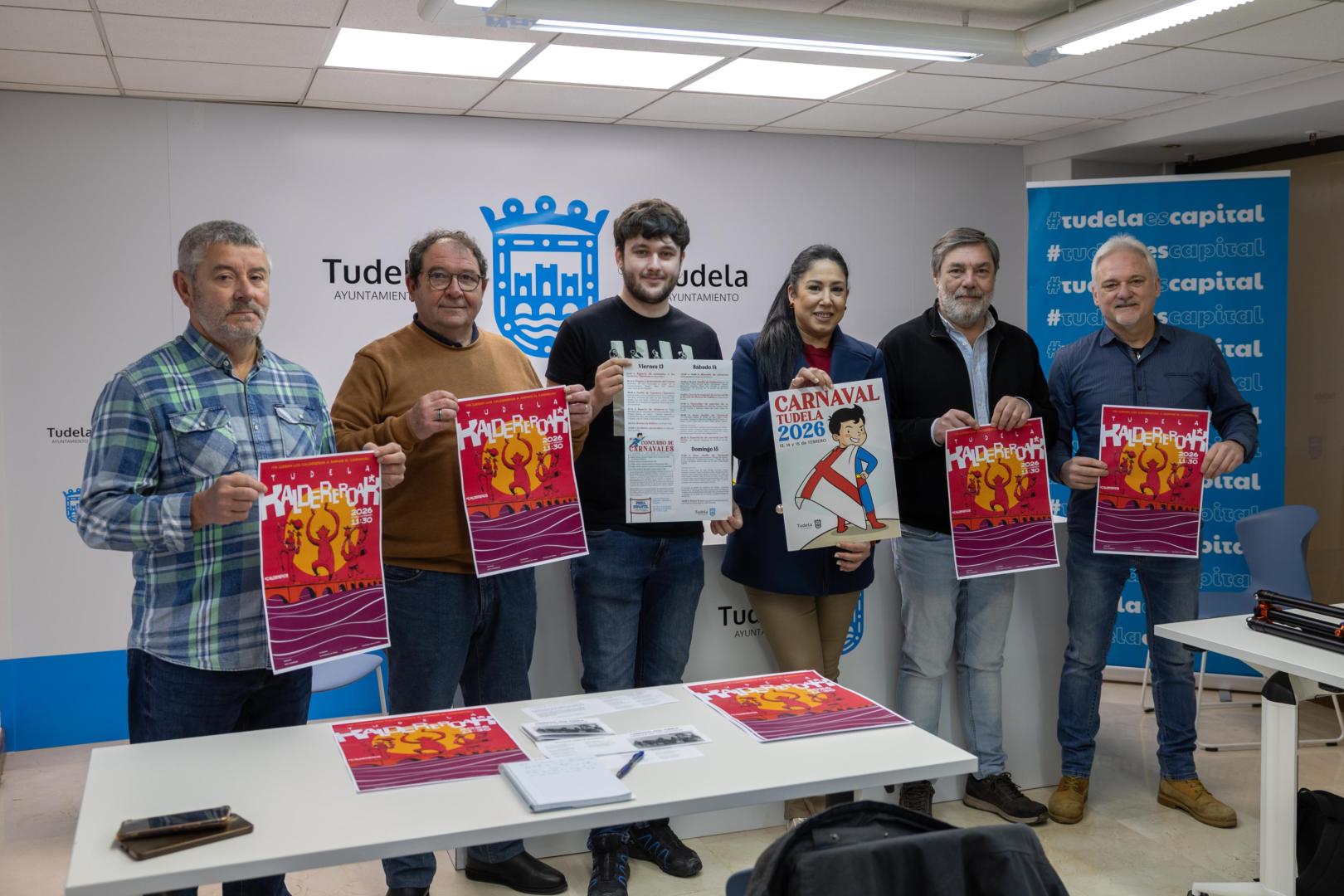 De izquierda a derecha: Fernando León (Gaiteros de Tudela), José Luis Balmaseda (Paloteado de Casco Viejo), Mateo Beamonte (Diablos de Tudela), Verónica Gormedino (edil de Festejos); y Enrique Marzal y David Jiménez (Sociedad Caldereros).