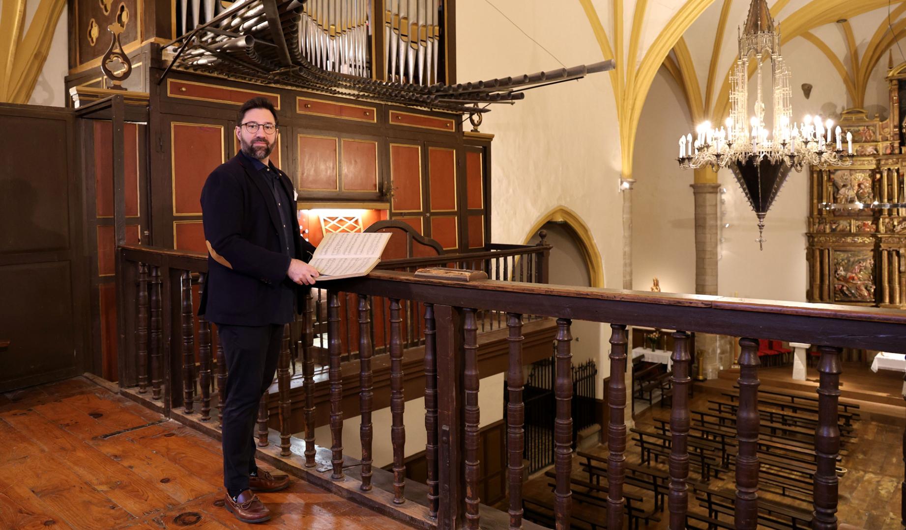 Alberto Magán Ciérvide en la iglesia de Barásoain, cuyo coro dirige y en la que toca el órgano