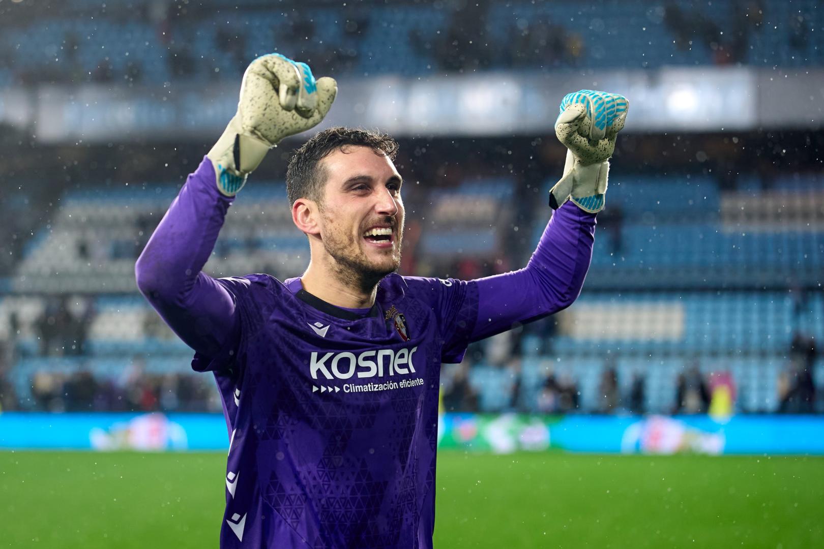 La alegría de Sergio Herrera en el césped de Balaídos tras ganar al Celta.