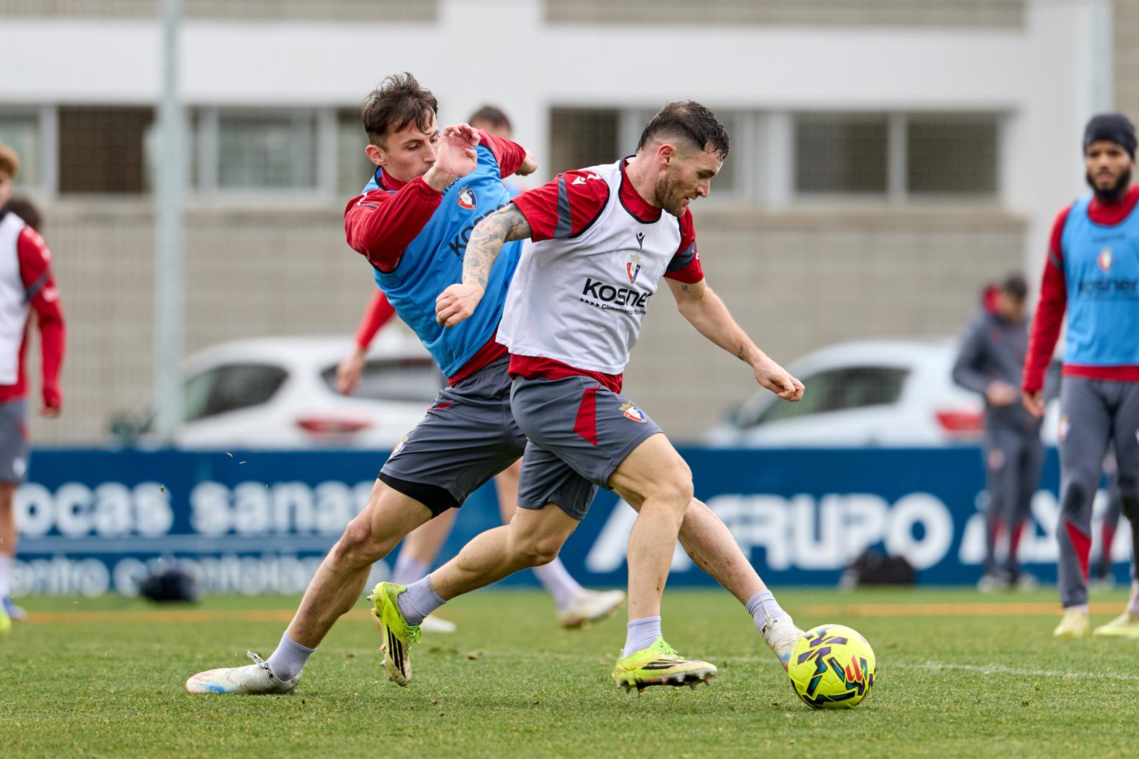 Javi Galán, en pugna con Ante Budimir ayer en el entrenamiento en Tajonar.