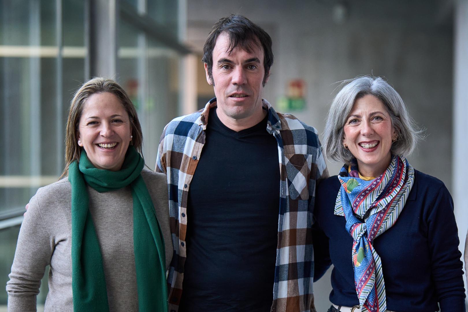 A:lcaldesa de San Adrián, Marta Ezquerra, el de Los Arcos, Eduardo García de Galdiano, y la de Lodosa, Laura Remírez, en el Parlamento para intervenir en la ponencia sobre Tierra Estella.