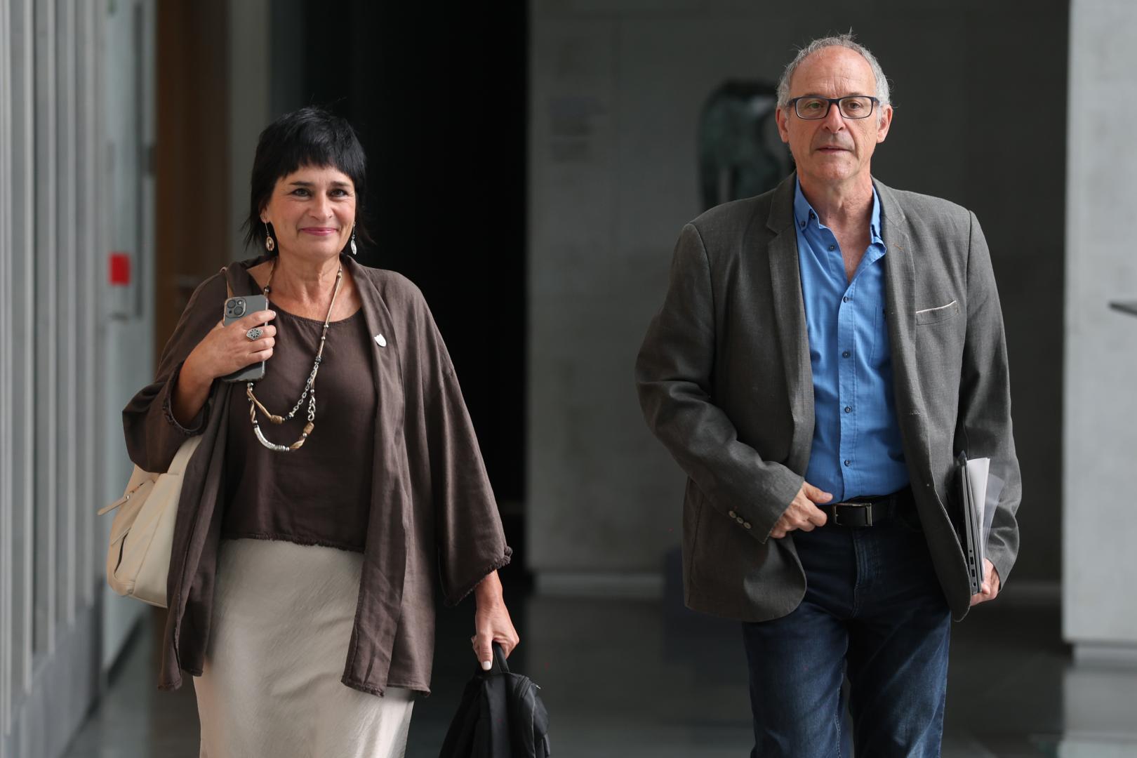 Los parlamentarios de EH Bildu Laura Aznal y Adolfo Araiz, en el Parlamento.