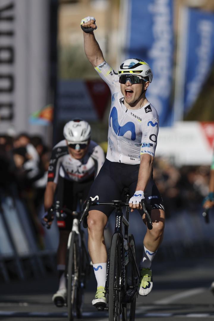 El español Raúl García Pierna (Movistar) se impone en la última etapa de la Volta a la Comunitat Valenciana, disputada este domingo entre Bétera y Valencia, de 94,7 kilómetros. EFE/ Biel Alino