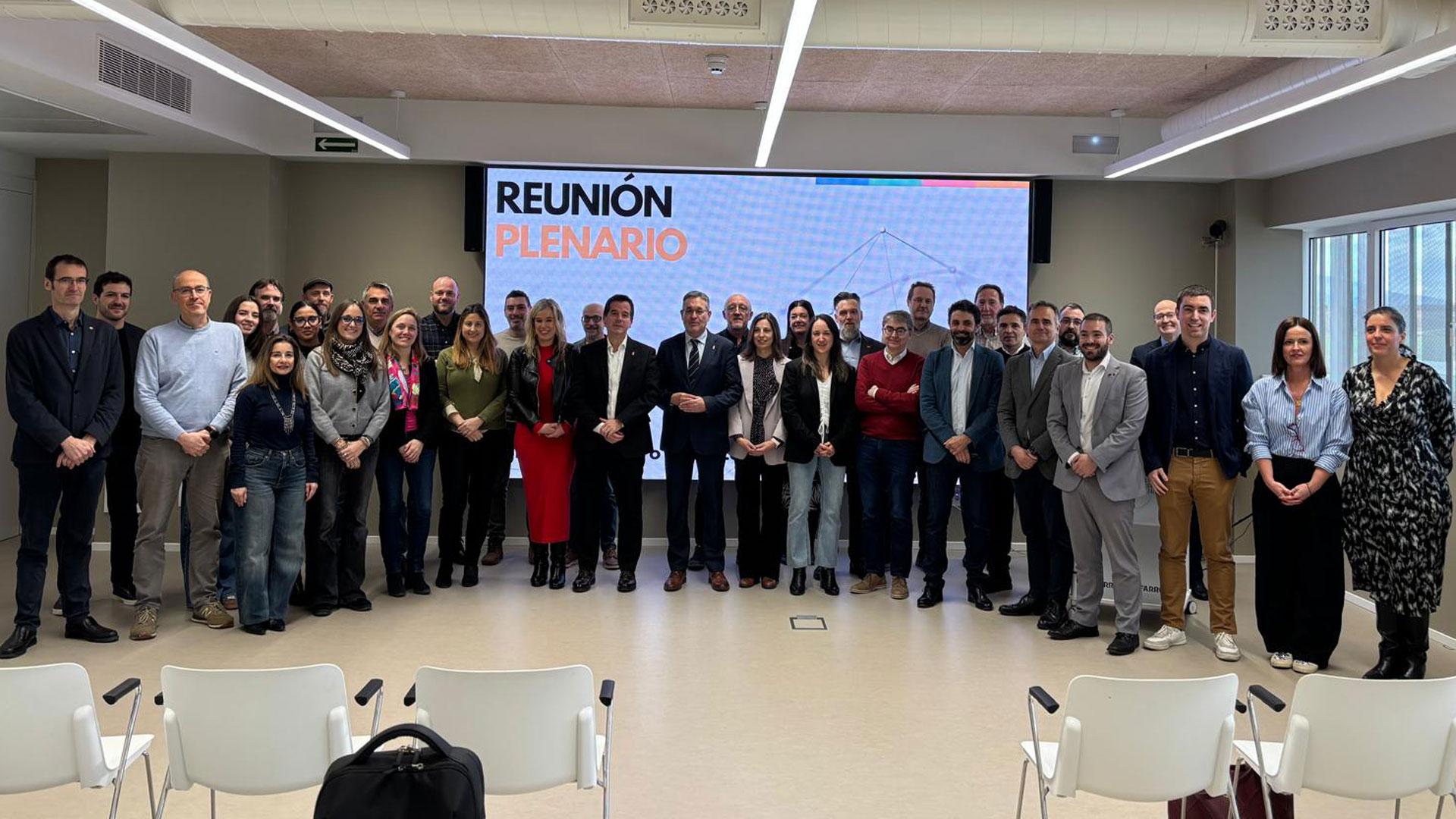 Los consejeros Irujo y García, con el resto de participantes en el Plenario del Polo de Innovación Digital IRIS Navarra