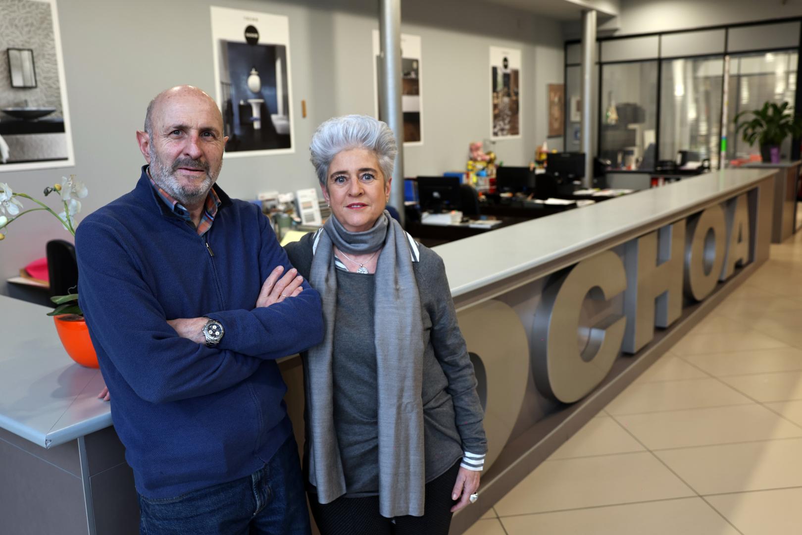 José Ignacio y Maite Ochoa, junto al mostrador de Cerámicas Ochoa, en el polígono de Mutilva