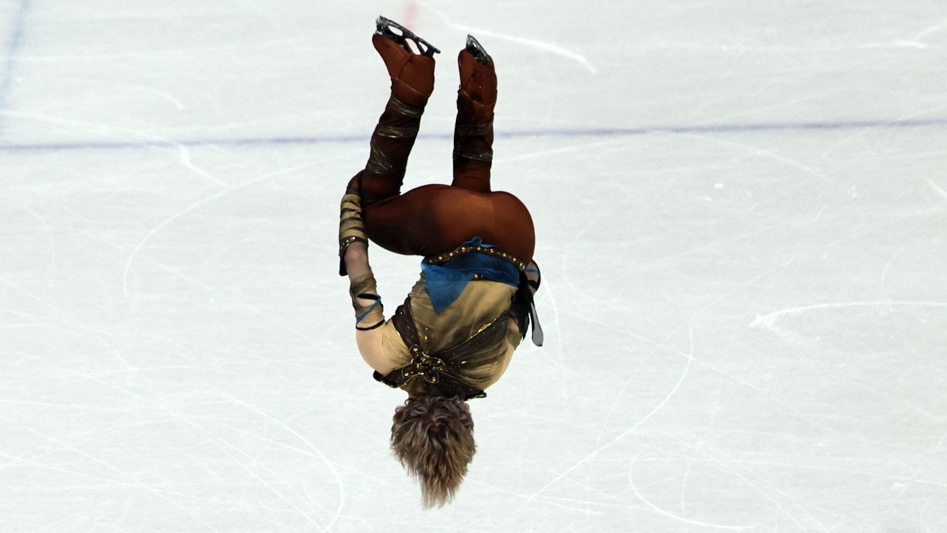 El patinador estadounidense Ilia Malinin realiza un backflip (mortal hacia atrás), un movimiento que no estuvo permitido durante 50 años