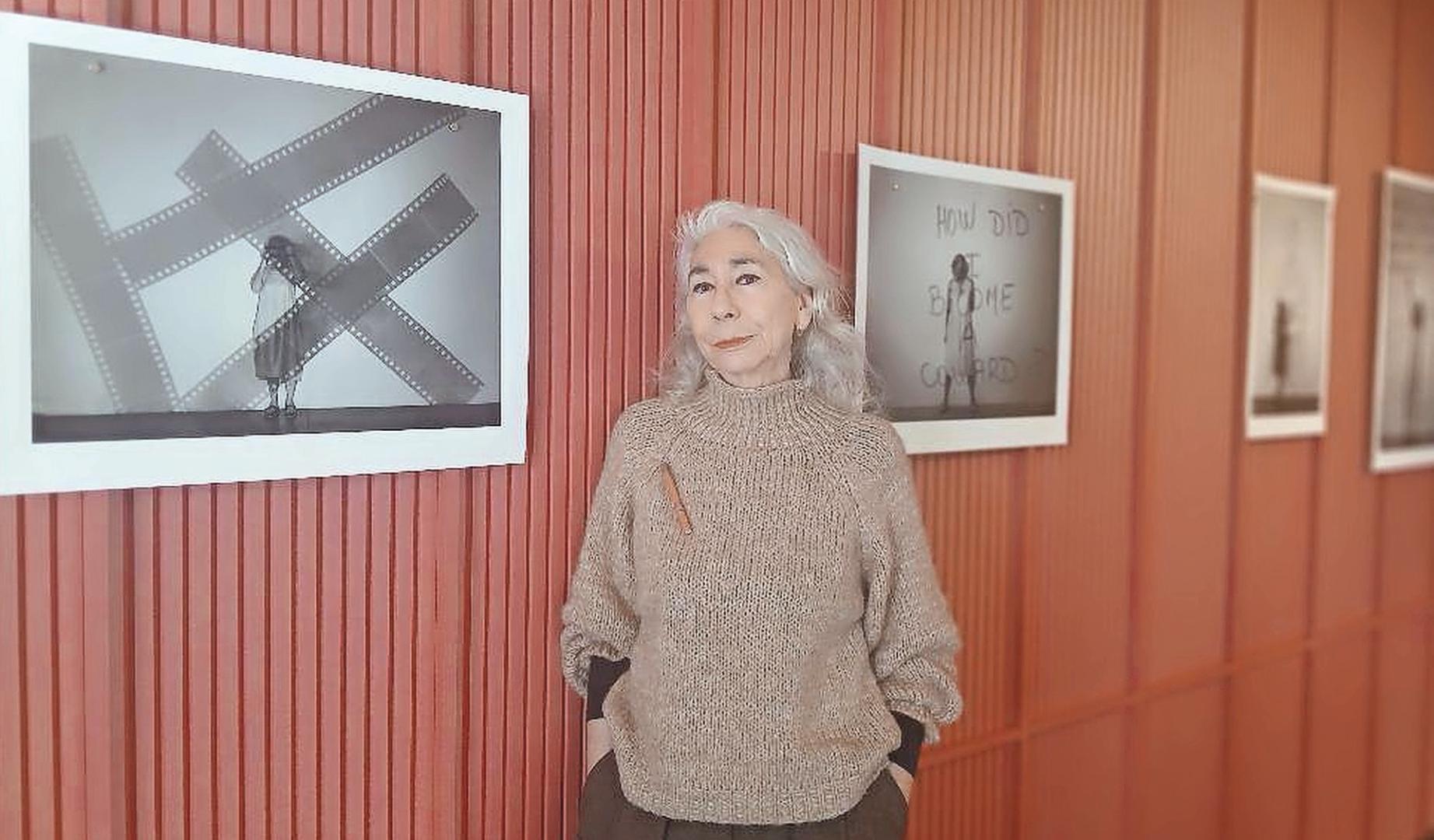 La fotógrafa Lucía Lapoza, junta a algunas de las fotografías que forman parte de la exposición en Civican