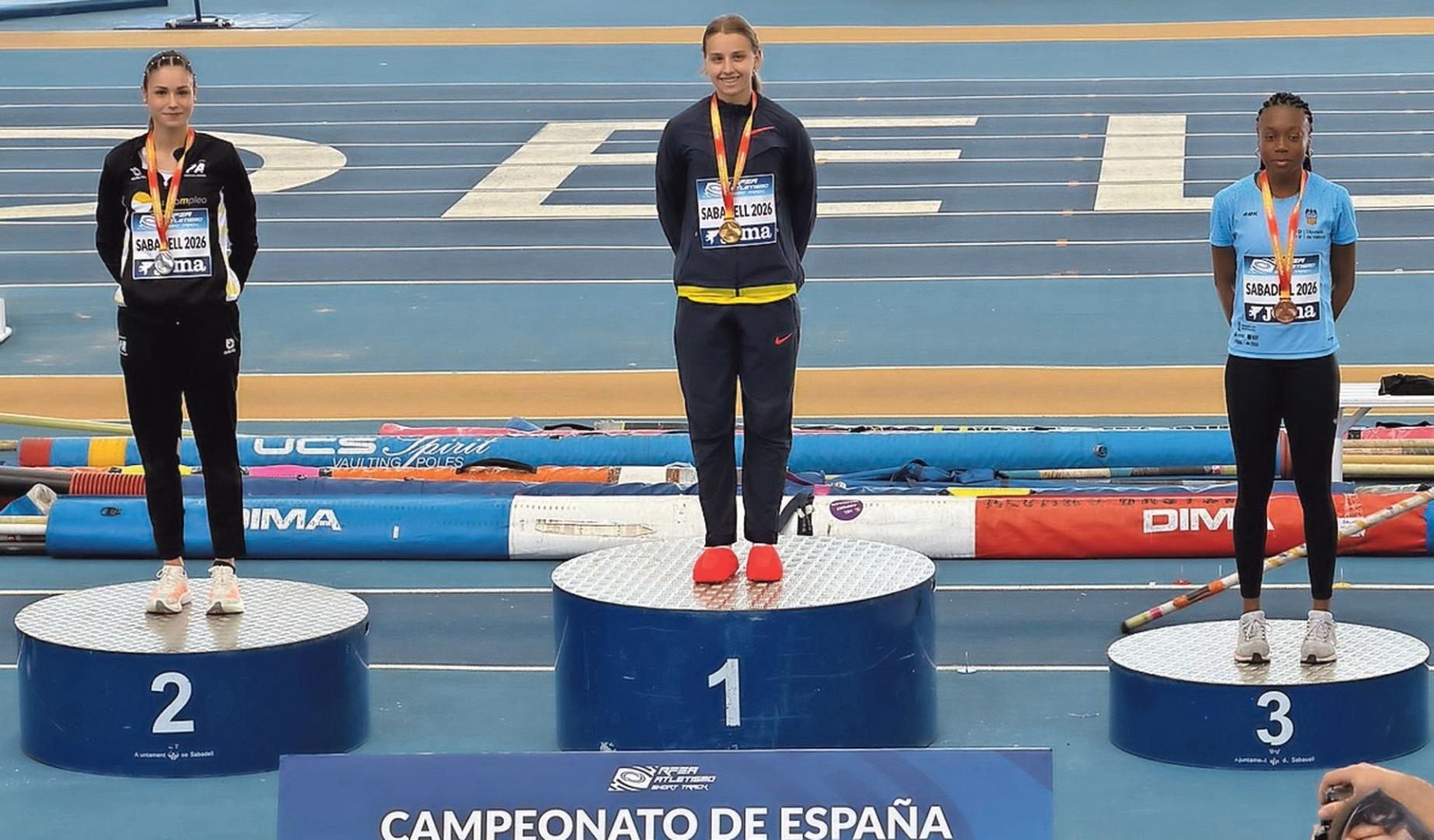 Andrea Arilla, a la izquierda con la medalla de plata, junto a Laura Martínez (centro) y Jennifer Yankey