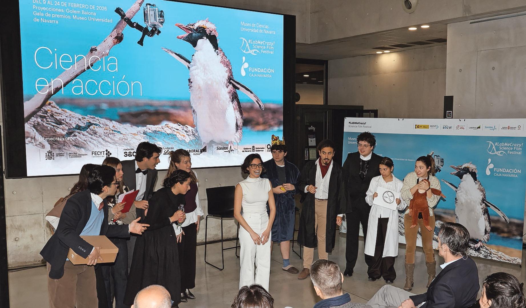 TEATRO Y CIENCIA EN LA INAUGURACIÓN Arquímedes, Isaac Newton, Erwin Schrödinger, Georges Lemaître, Isabel Zendal, Marie Curie, Rosalind Franklin, Nikola Tesla, Jane Goodall o Lynn Margulis, además de laInteligencia Artificial, fueron los científicos protagonistas de una breve pieza de teatro con la que se inauguró ayer por la mañana el festival #LabMeCrazy!