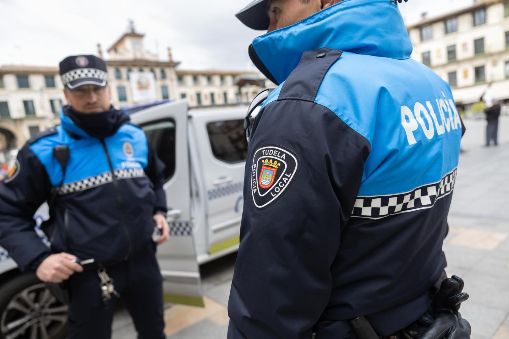 Dos agentes de Policía Municipal de Tudela en la plaza de los Fueros de la ciudad.