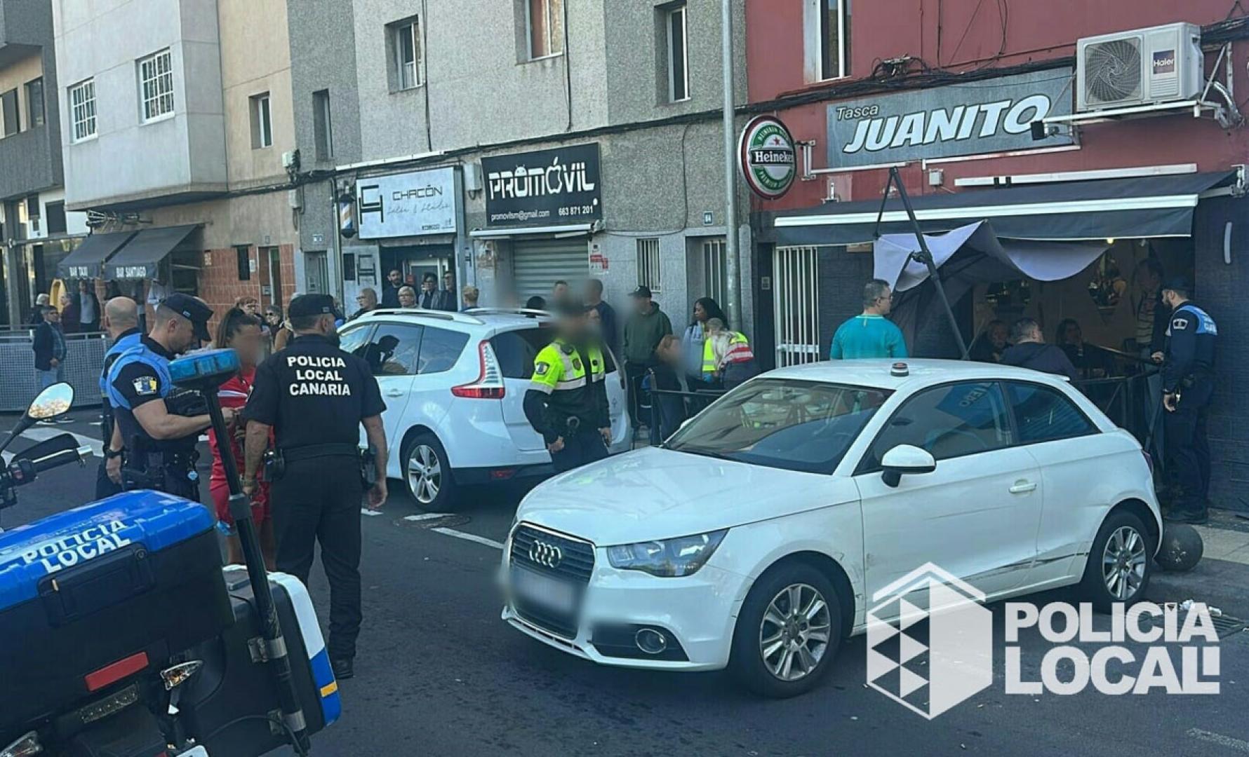 Lugar del suceso, donde un vehículo ha embestido la terraza de un bar