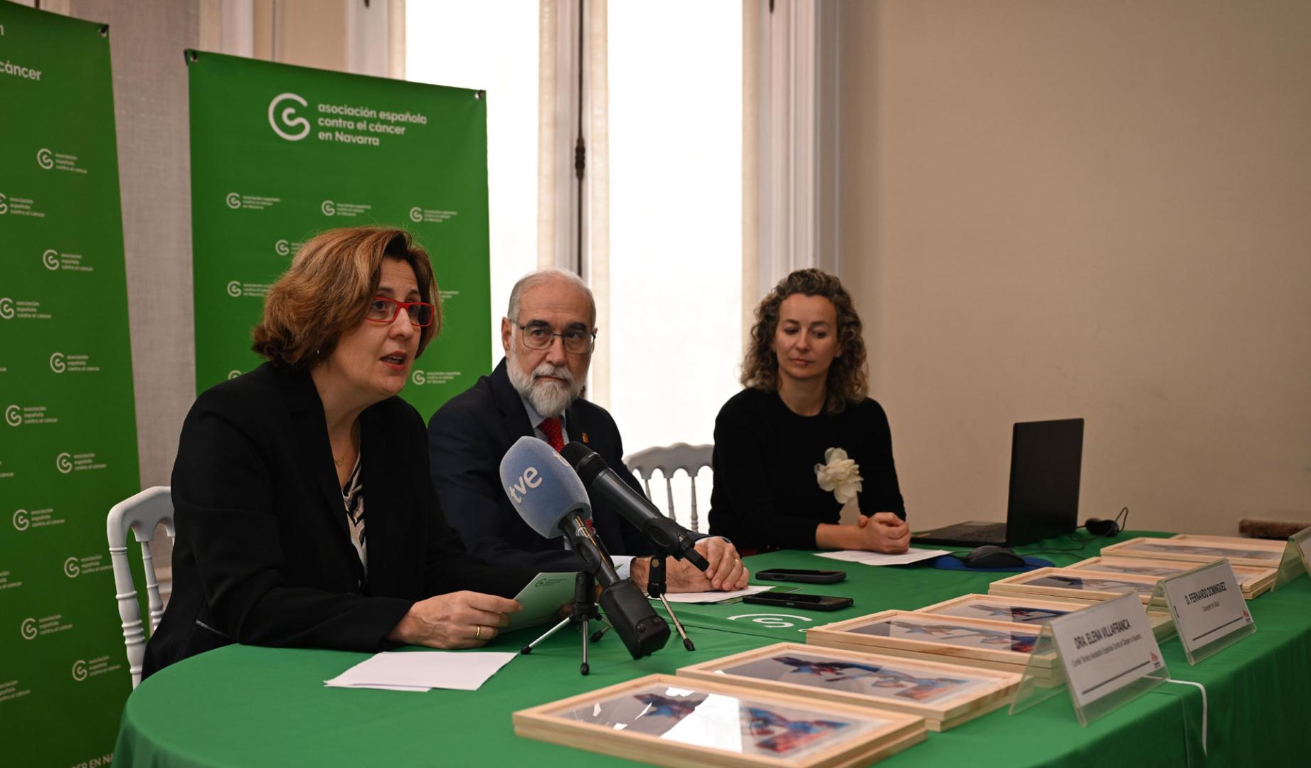 Imagen de la presentación de la Asociación Española contra el Cáncer en Navarra con las ayudas a la investigación 2025
