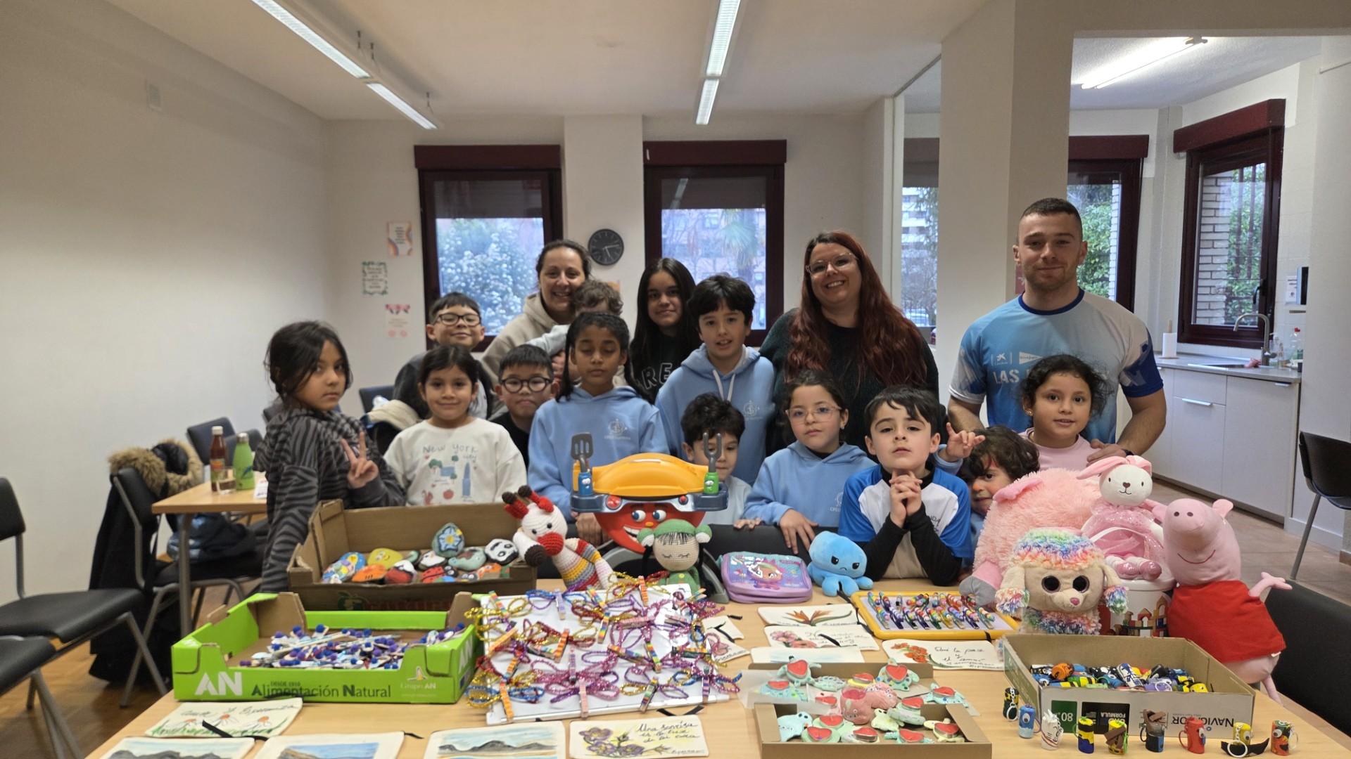 Alumnado y profesorado del CPEIP Iturrama, con parte de los productos de artesanía que se pondrán a la venta