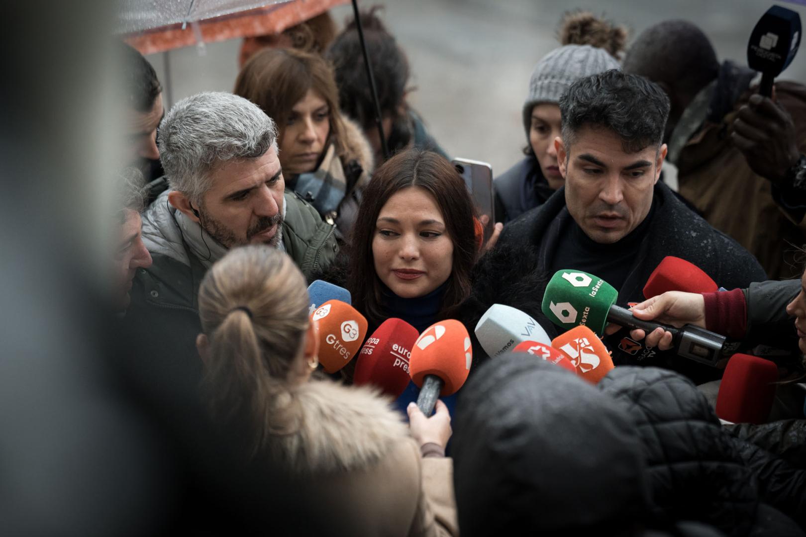 La actriz Elisa Mouliaá atiende a los medios de comunicación frente a los Juzgados de Plaza de Castilla