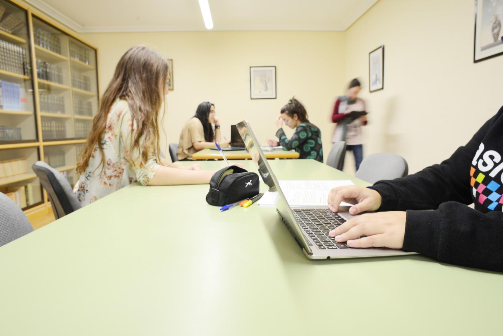 Varias residentes en la biblioteca de la residencia