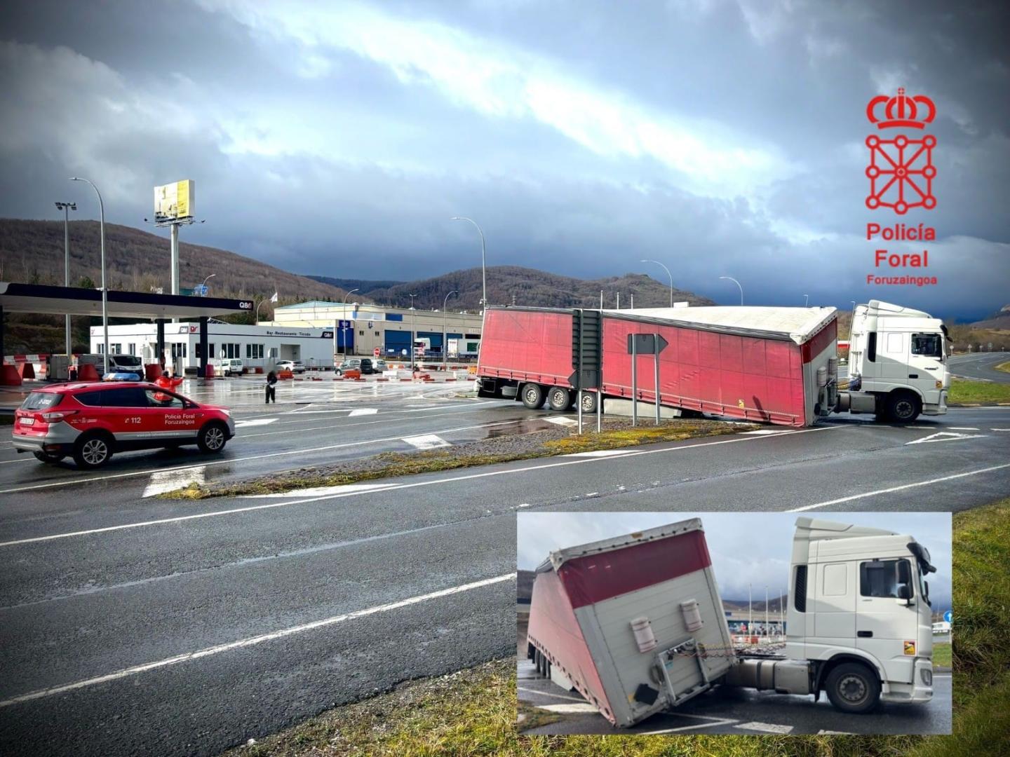Un camión pierde el remolque y queda cruzado en la calzada en Alsasua