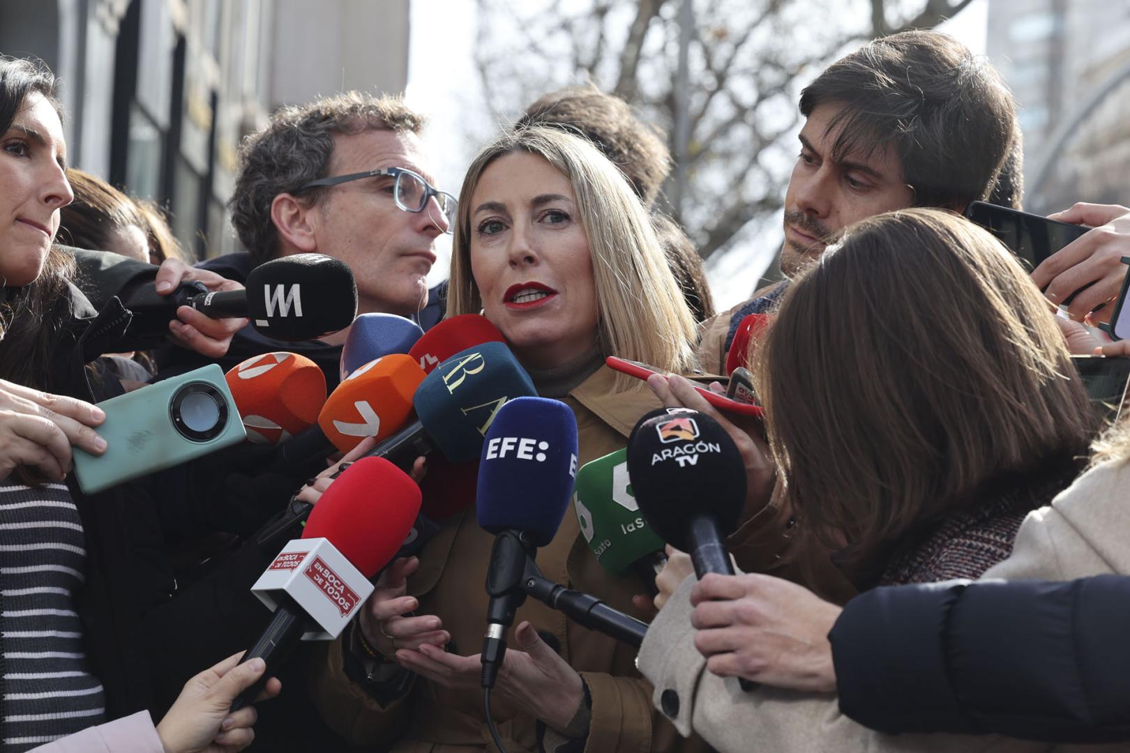 María Guardiola atiende a los medios de comunicación