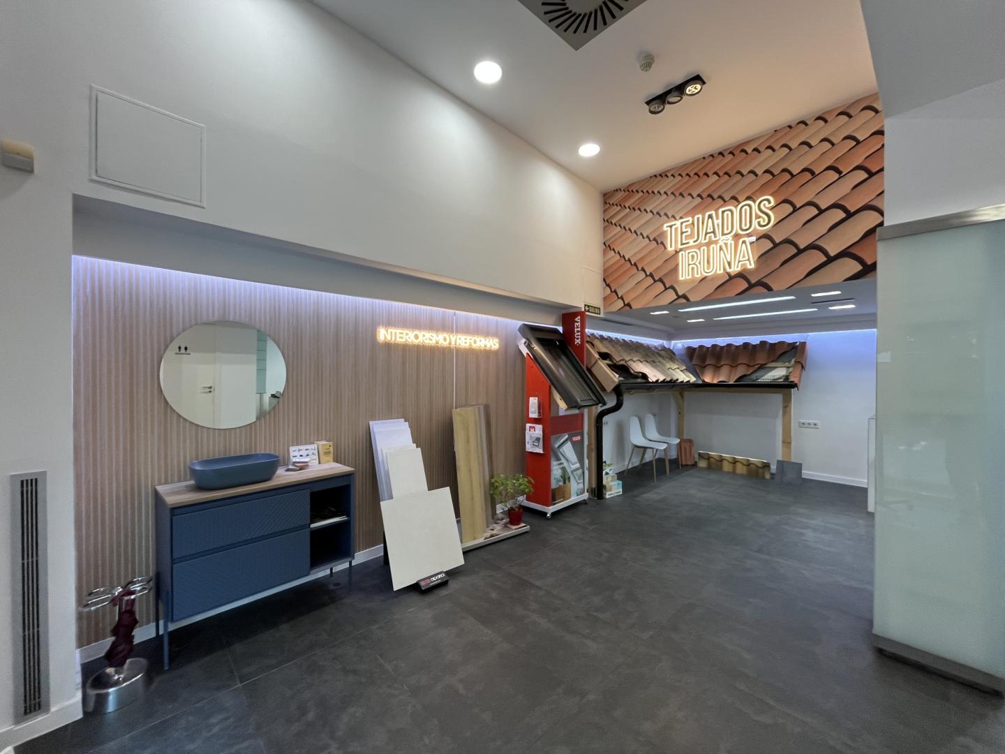Interior de la nueva tienda de Tejados y Reformas Iruña en la calle García Ximenez