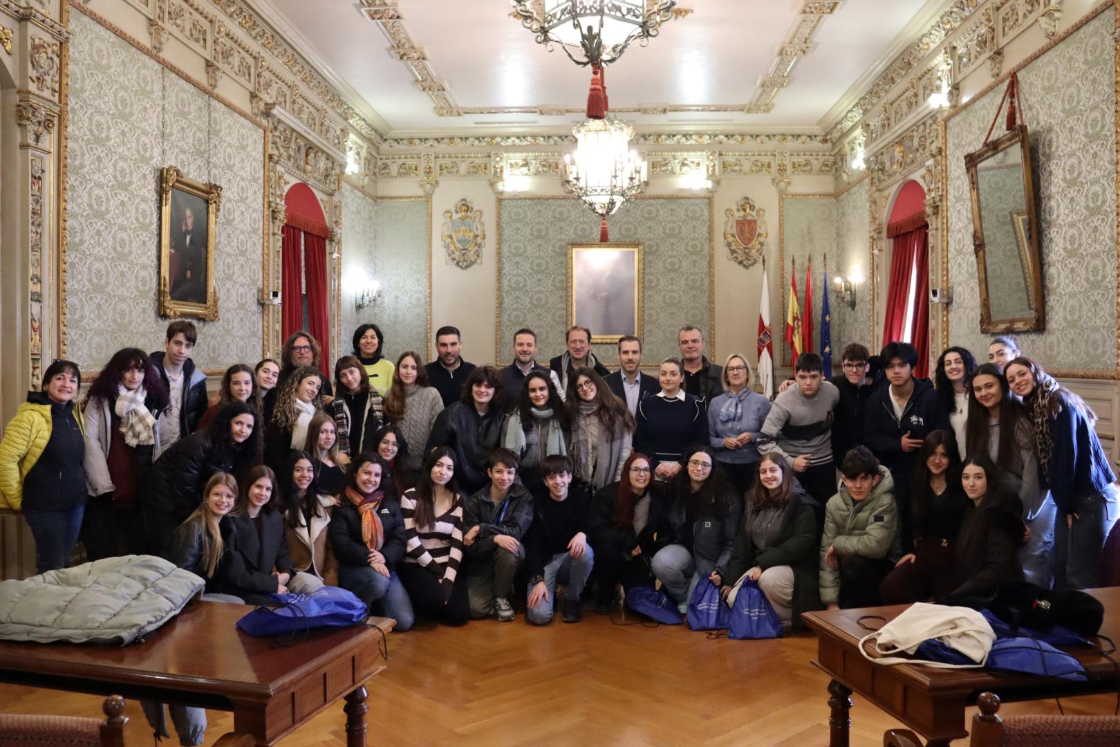 Imagen de la recepción tributada en el salón de plenos del Ayuntamiento de Tudela a los alumnos de la Escuela de Música Nou Barris de Barcelona