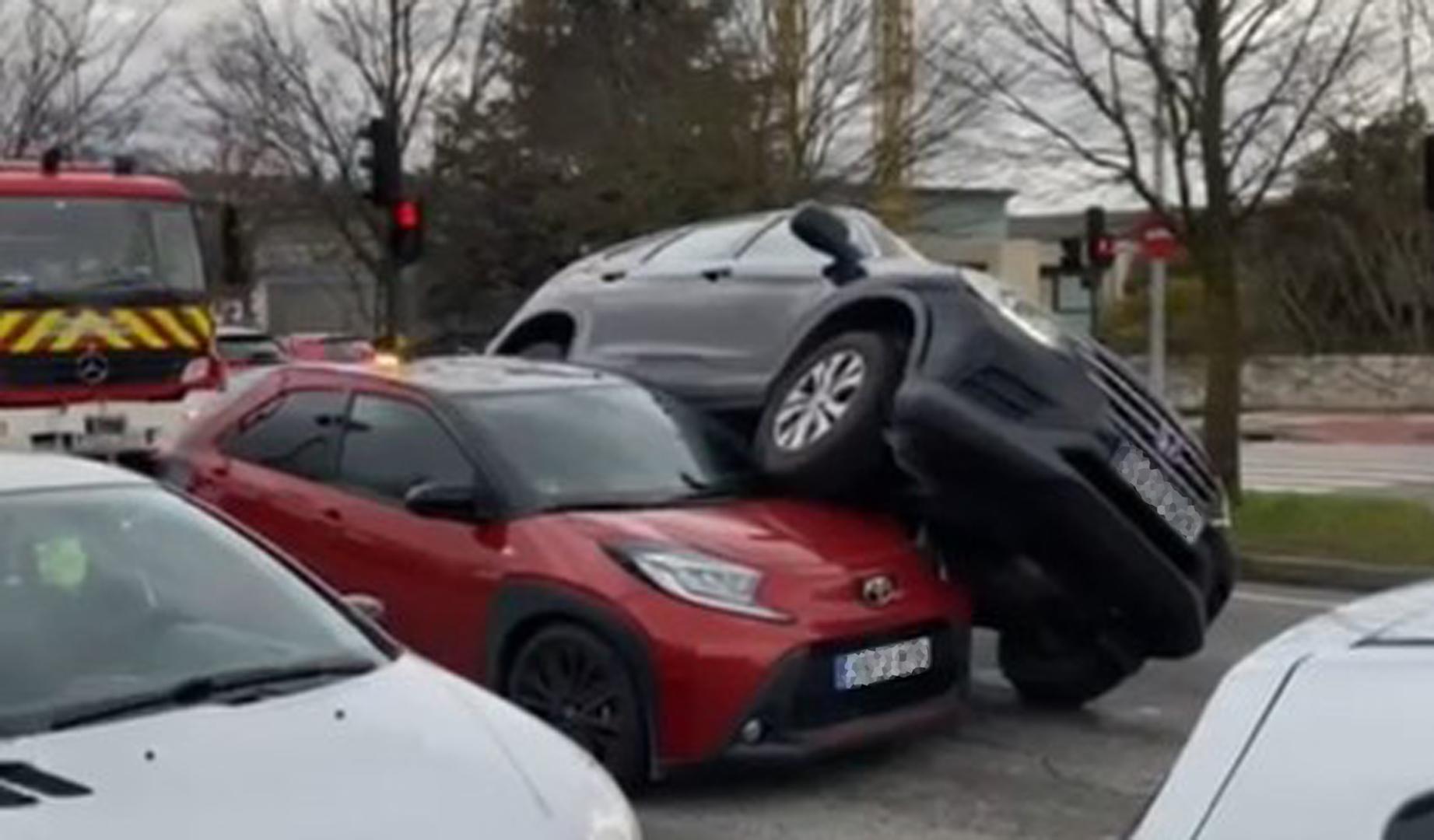 Vídeo de un coche encima de otro frente a la UPNA